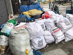 长期出售做围裙下来的杂色涤塔夫下脚料，围裙边角料，现货有十几吨，货在浙江温州。