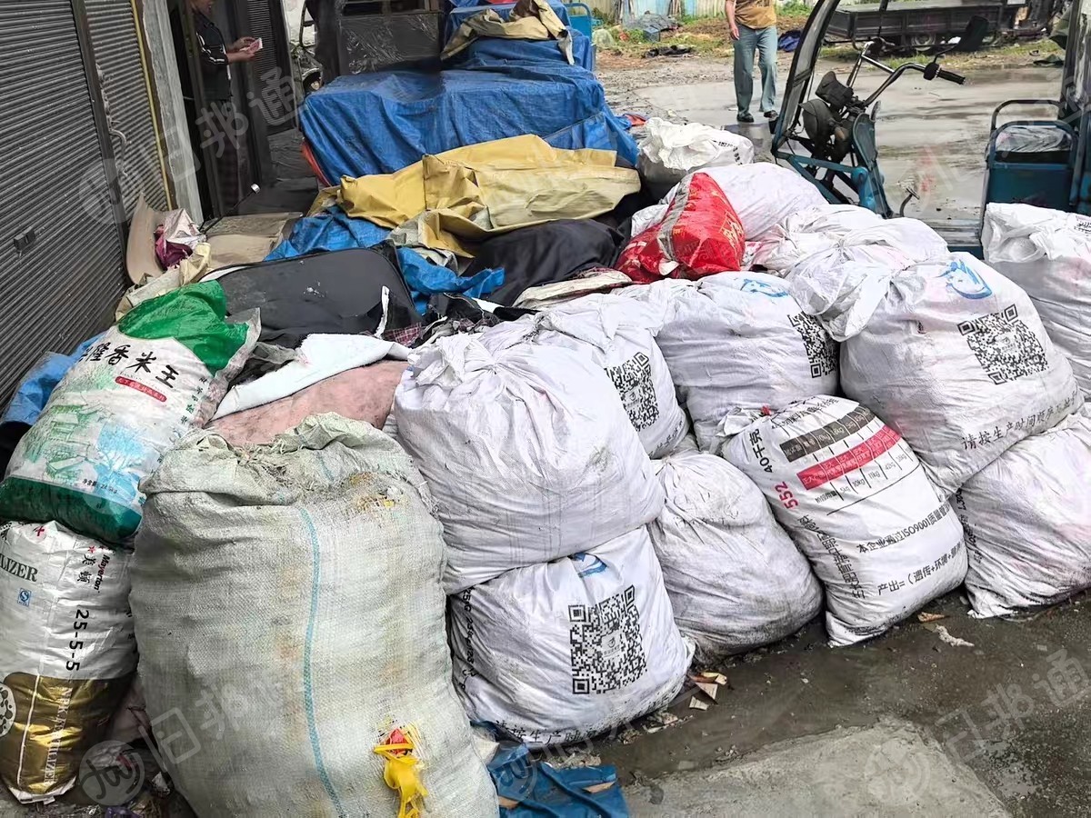 长期出售做围裙下来的杂色涤塔夫下脚料，围裙边角料，现货有十几吨，货在浙江温州。