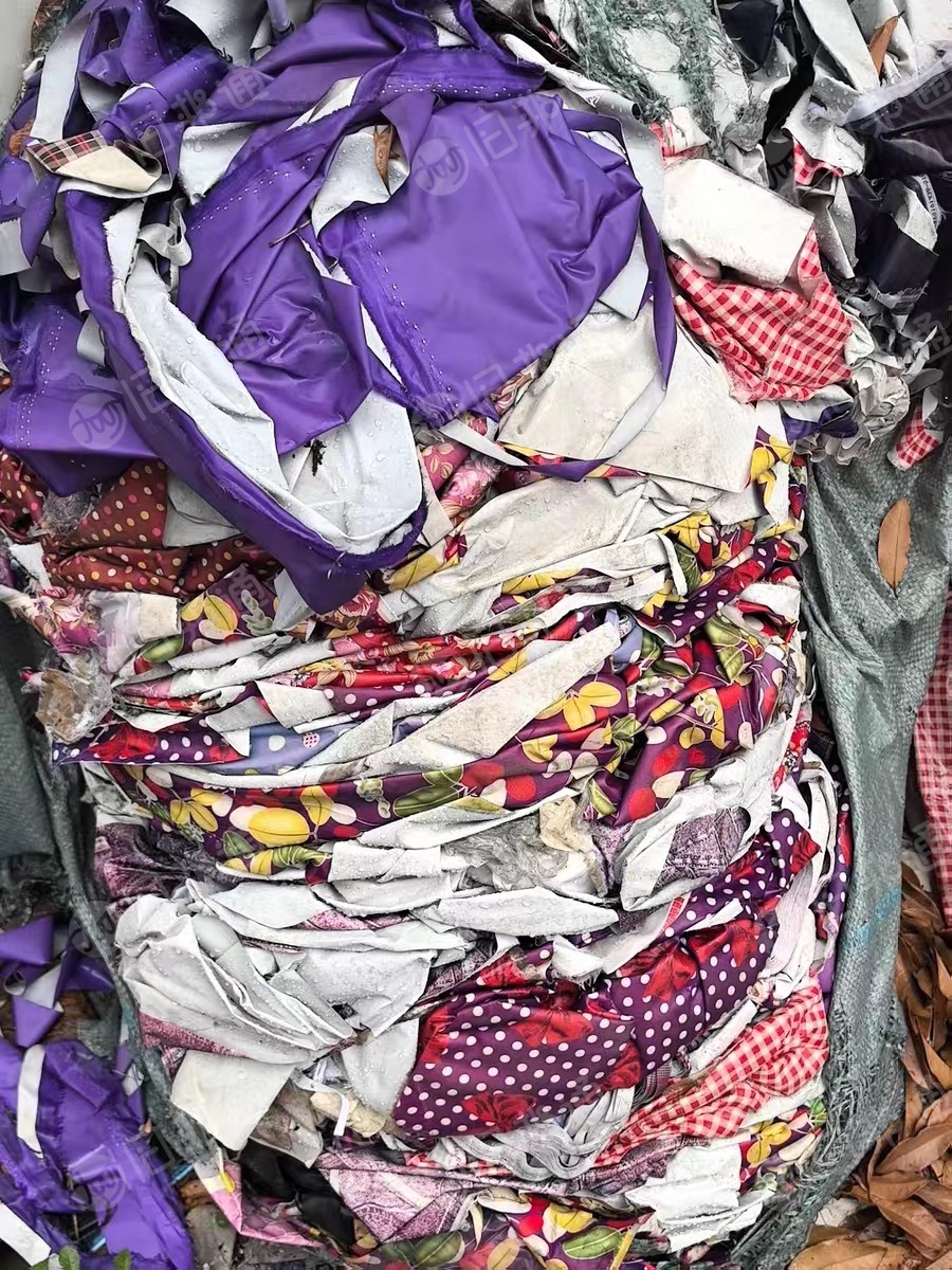 长期出售做围裙下来的杂色涤塔夫下脚料，围裙边角料，现货有十几吨，货在浙江温州。