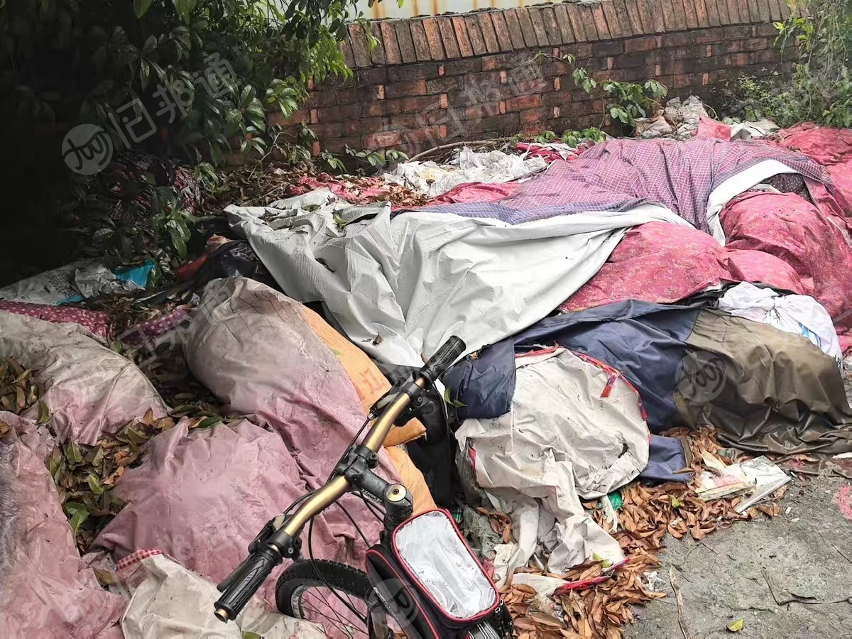 长期出售做围裙下来的杂色涤塔夫下脚料，围裙边角料，现货有十几吨，货在浙江温州。