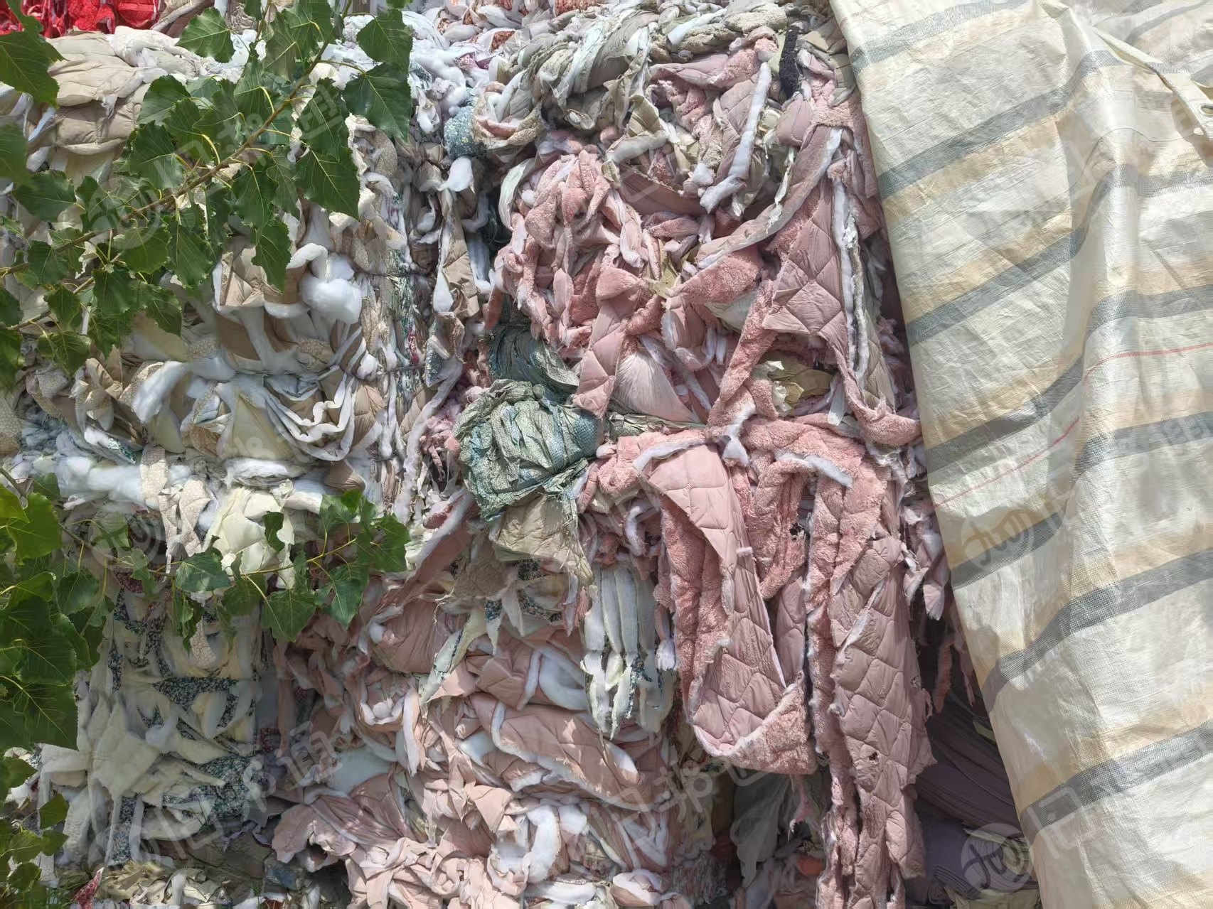 长期出售服装厂下来的浅三色绗棉下脚料，现货30吨