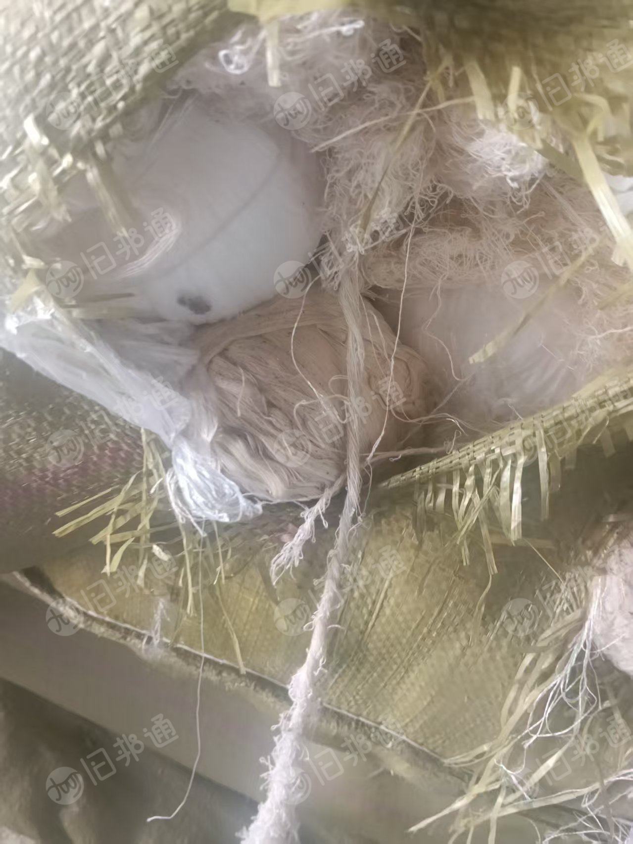 出售织布厂下来的涤棉废纱头，涤棉布边纱有8吨，有4吨涤纶低弹丝一起出，货在山东泰安