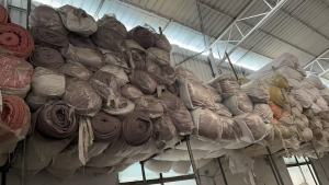 出售颗粒绒，库存绒布，单面绒，风格门幅克重统一的，门幅1.6克重320左右，现货6吨，货在广东中山