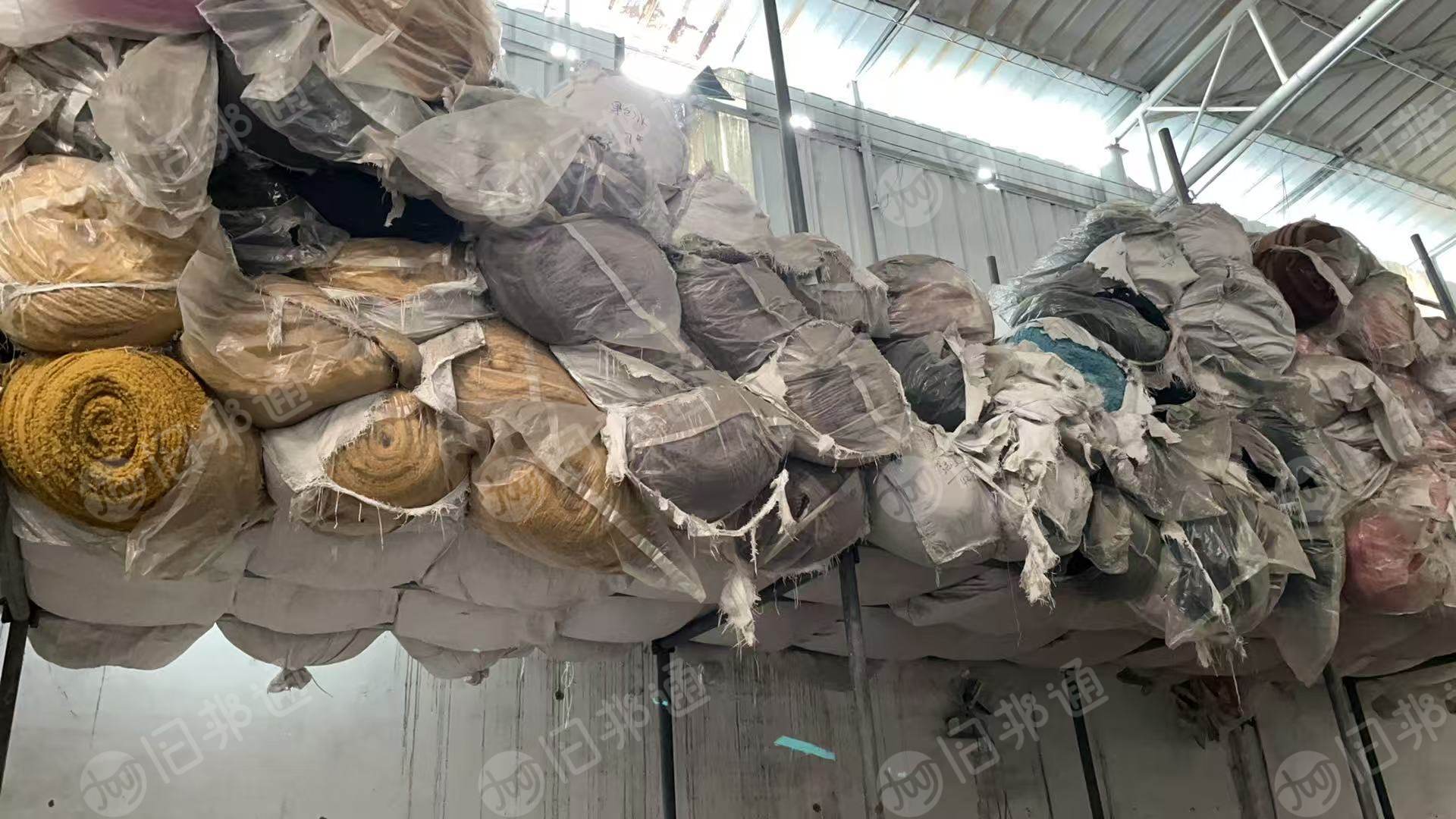 出售颗粒绒，库存绒布，单面绒，风格门幅克重统一的，门幅1.6克重320左右，现货6吨，货在广东中山