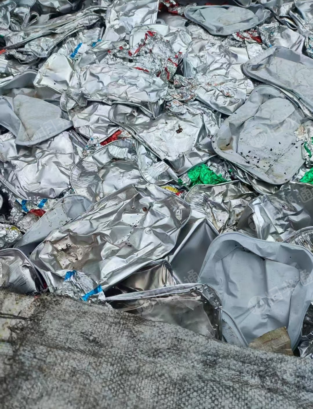 出售航空铝餐盒废料，现货几吨，长期有货