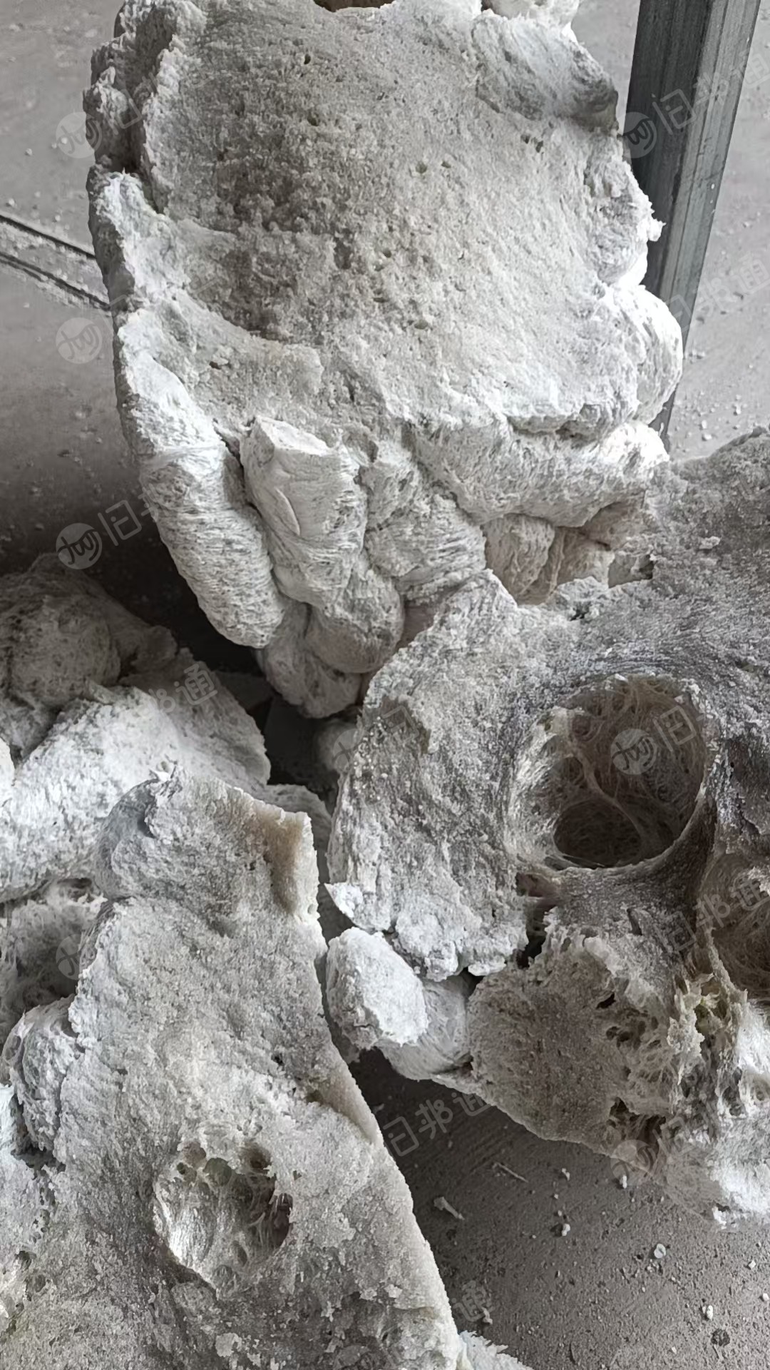 长期出售热熔块，70%厂货，现货60-70吨左右