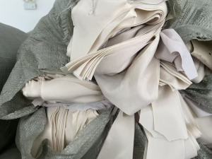 出售内衣厂下来的锦氨废布，氨纶35%  尼龙65%，现货15吨左右