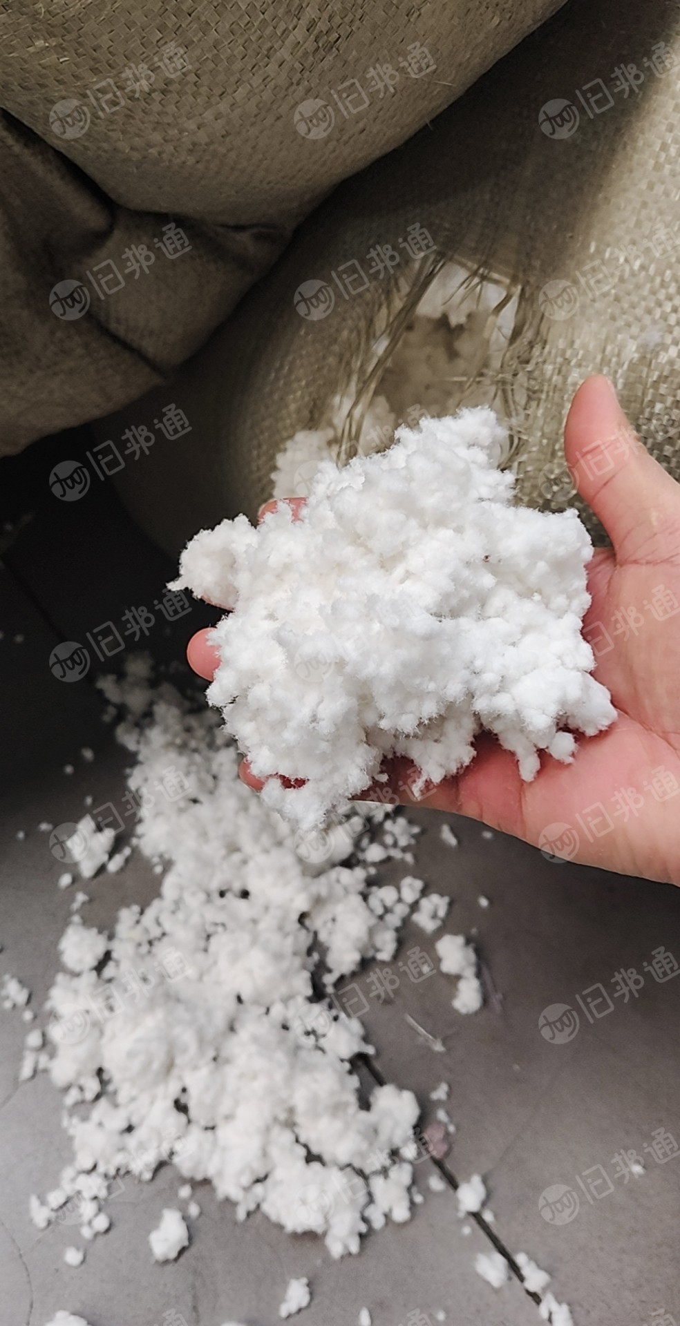 长期出售白色涤纶磨毛料，毛毛料，月供十五吨