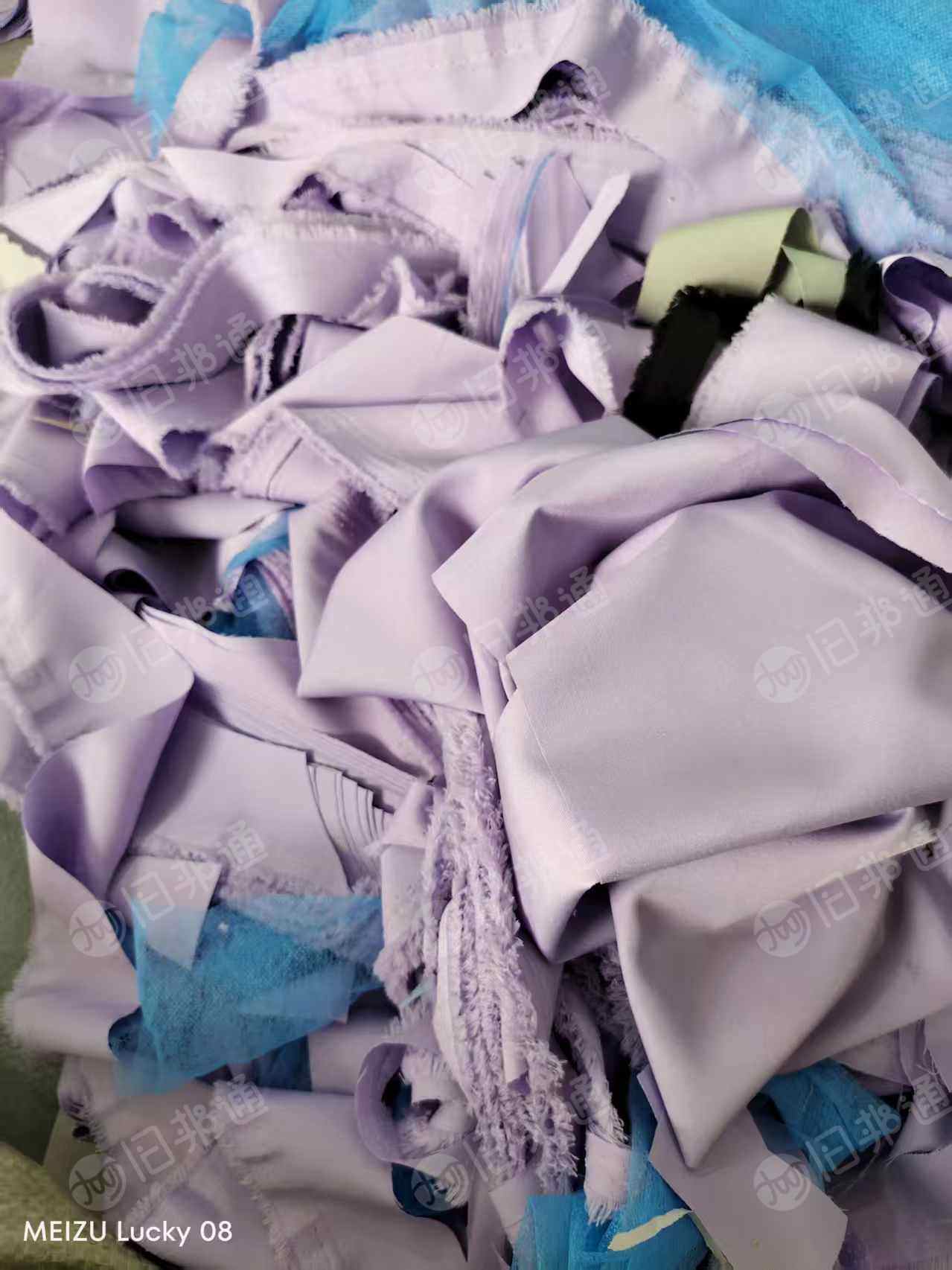 长期出售做裙子风衣下来的尼龙废布，化纤布，可以拉丝，月供20-30吨，货在广东广州