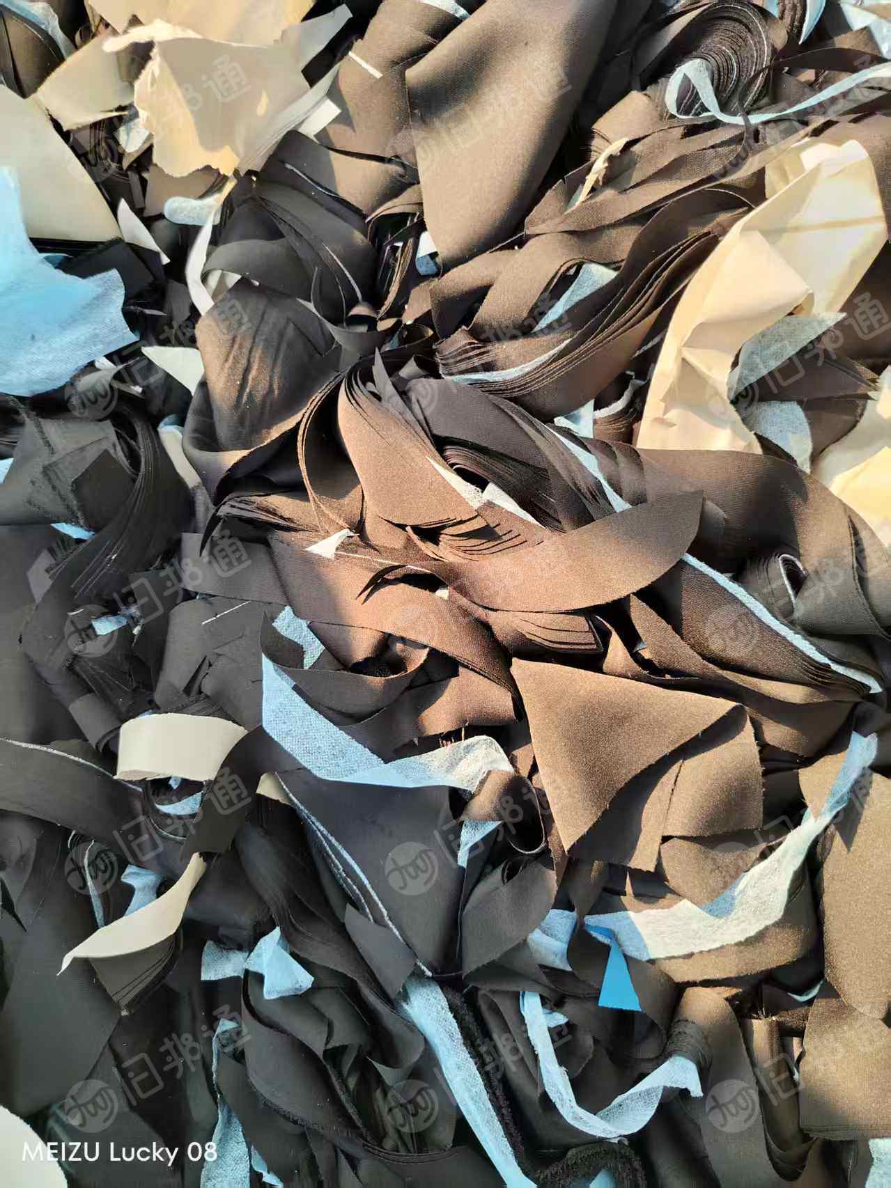 长期出售做裙子风衣下来的尼龙废布，化纤布，可以拉丝，月供20-30吨，货在广东广州