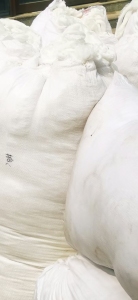 长期出售白色涤纶毛衣片，涤纶毛衣片，现货50吨，可开花可造粒