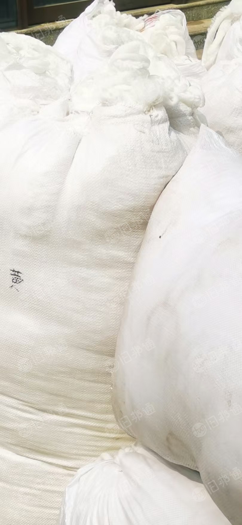 长期出售白色涤纶毛衣片，涤纶毛衣片，现货50吨，可开花可造粒