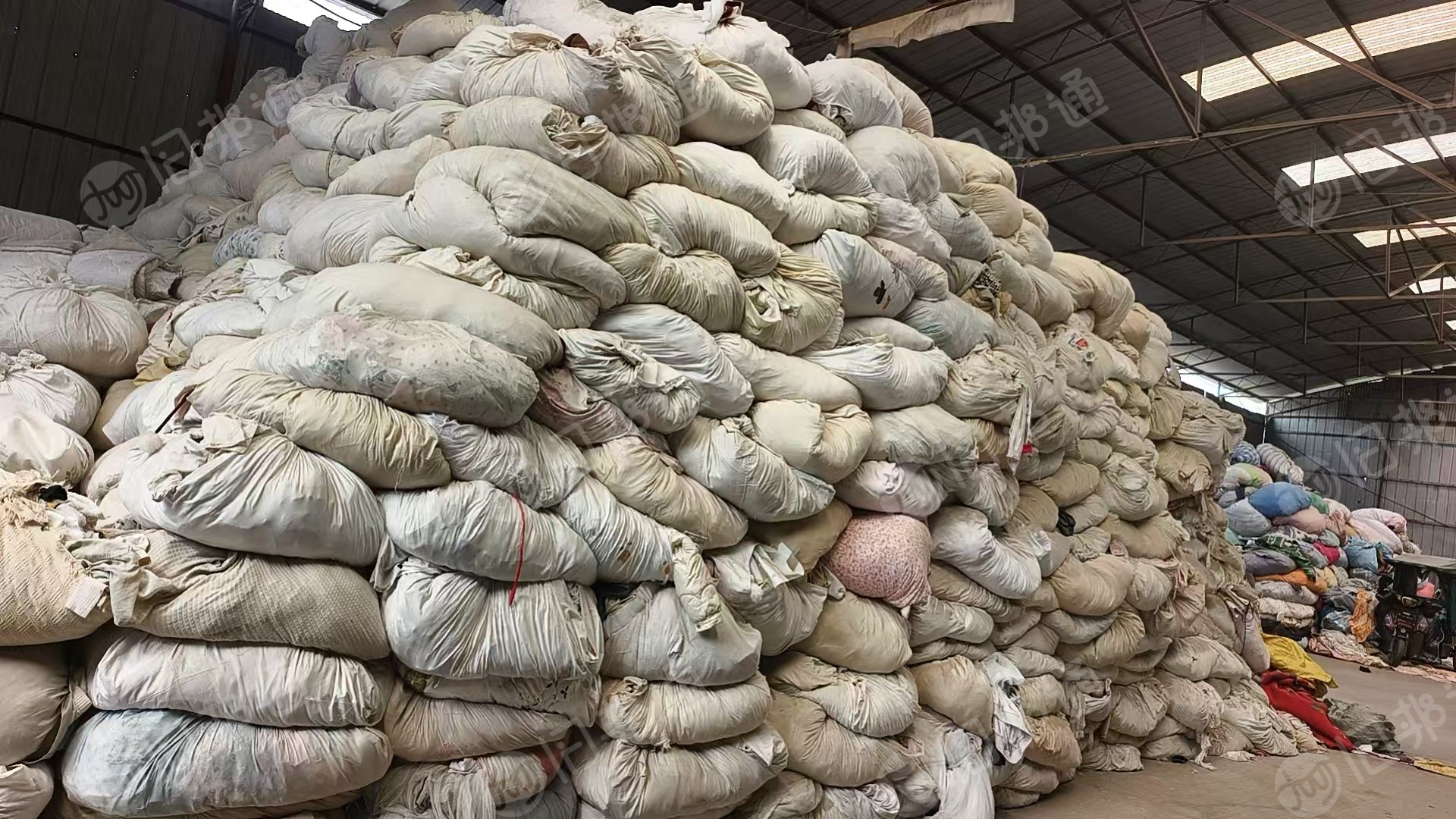 长期出售旧衣服大白，开花料，现货9米6一车