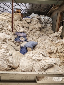 长期出售火车上下来的纯棉床单被罩枕套，现货100吨，货在河北保定