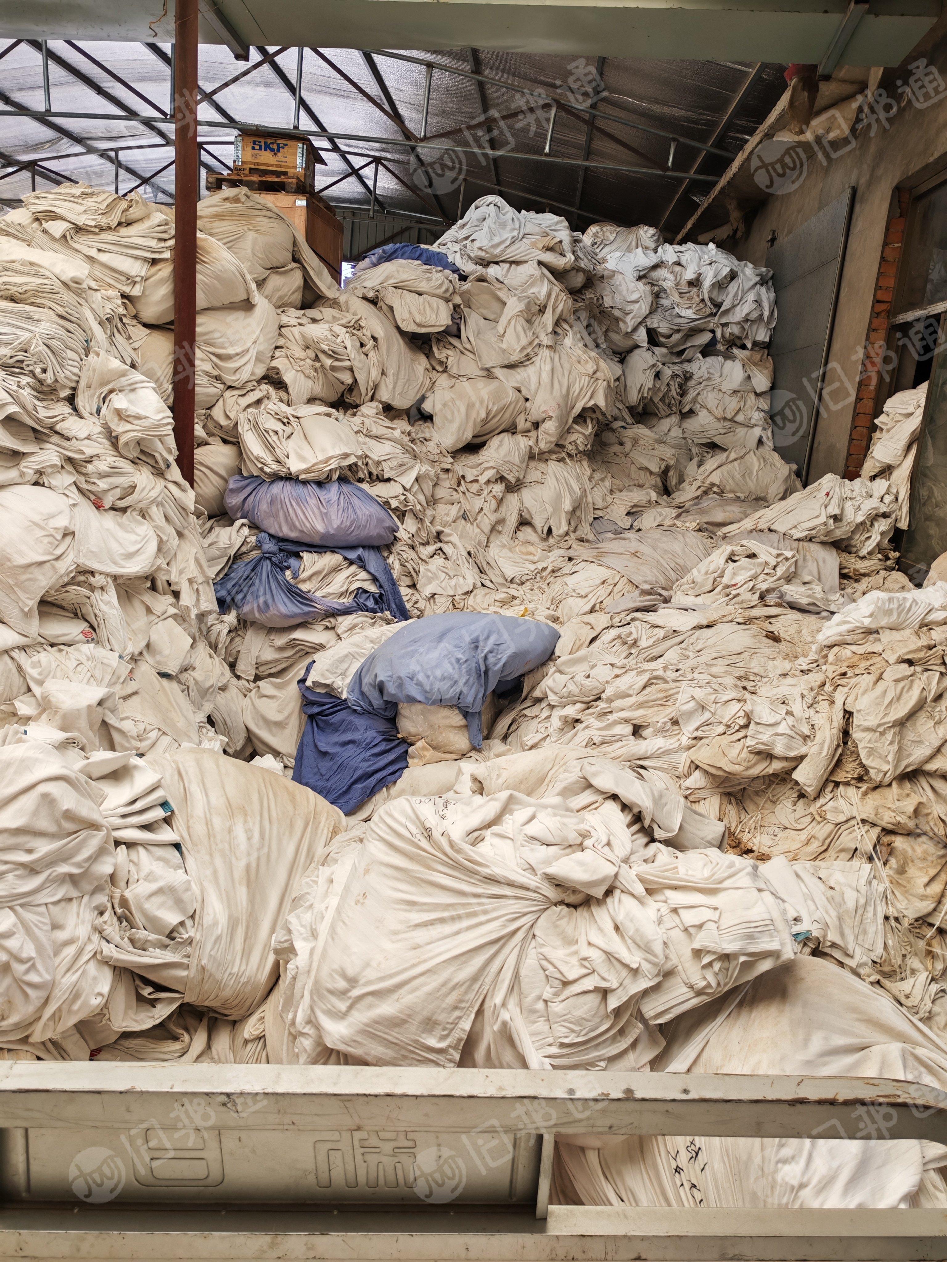 长期出售火车上下来的纯棉床单被罩枕套，现货100吨，货在河北保定