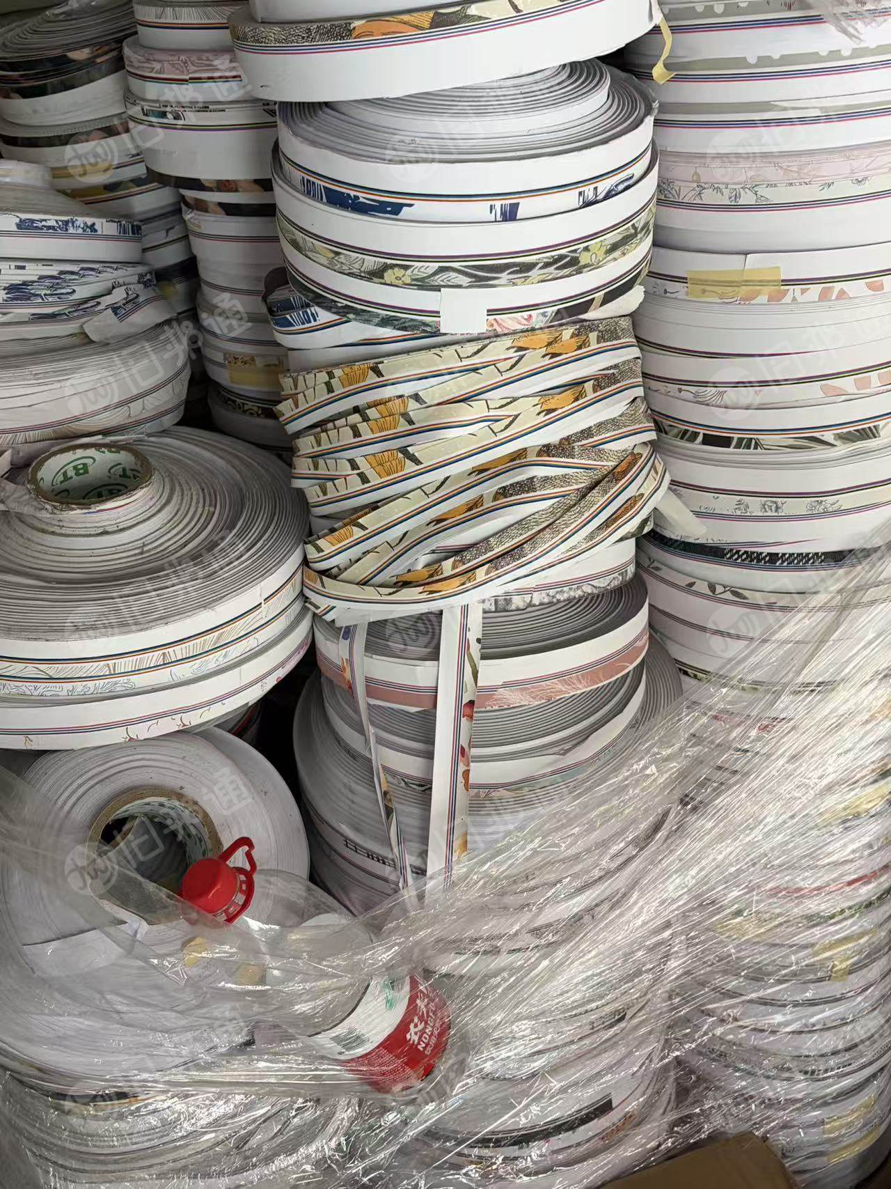 出售pvc墙纸切头料，一面纸，一面PVC