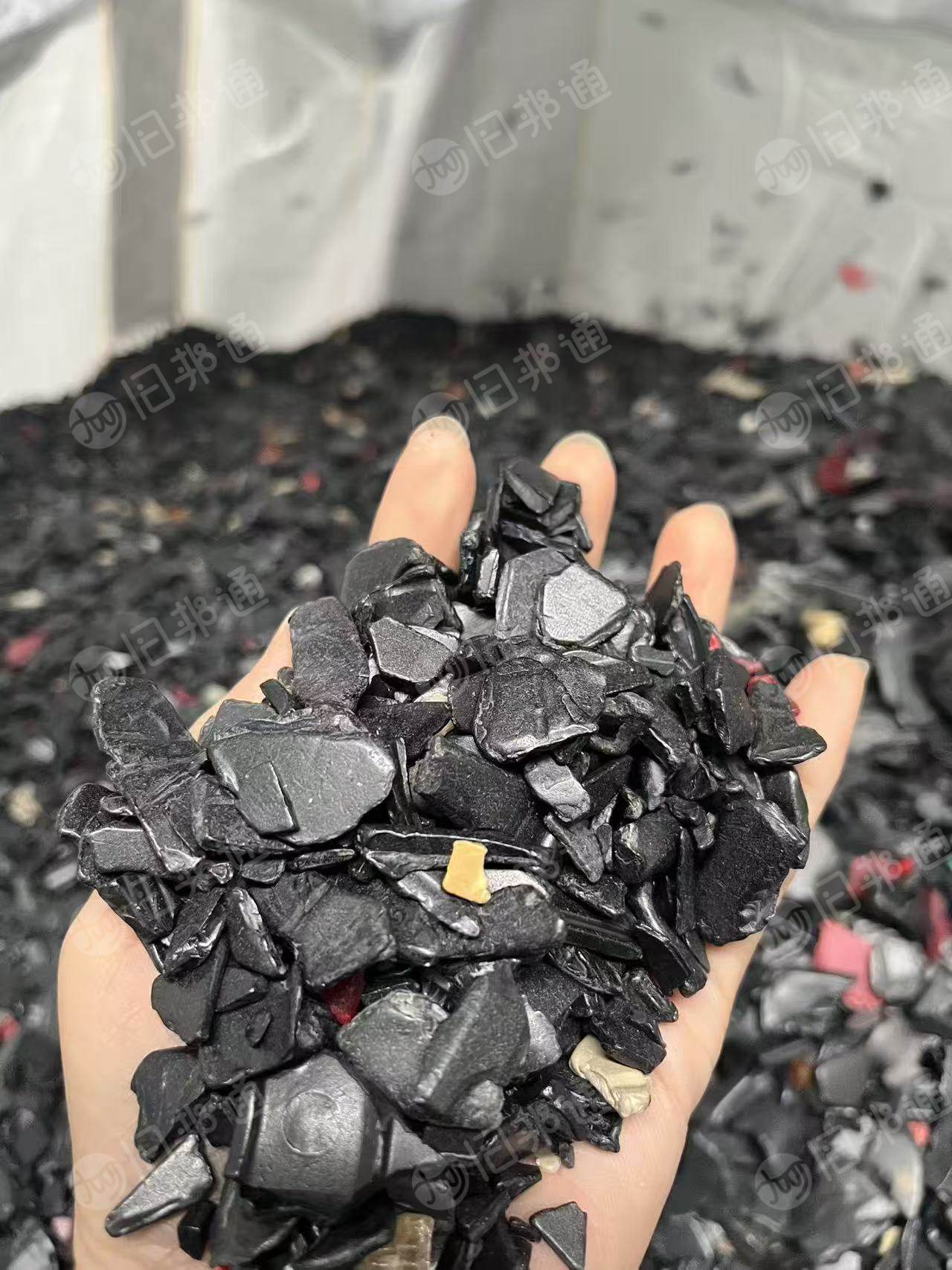 出售汽车尾灯PC合金破碎料，现货65吨