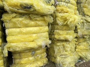 出售风电黄膜70吨，带一点黑胶，已压块