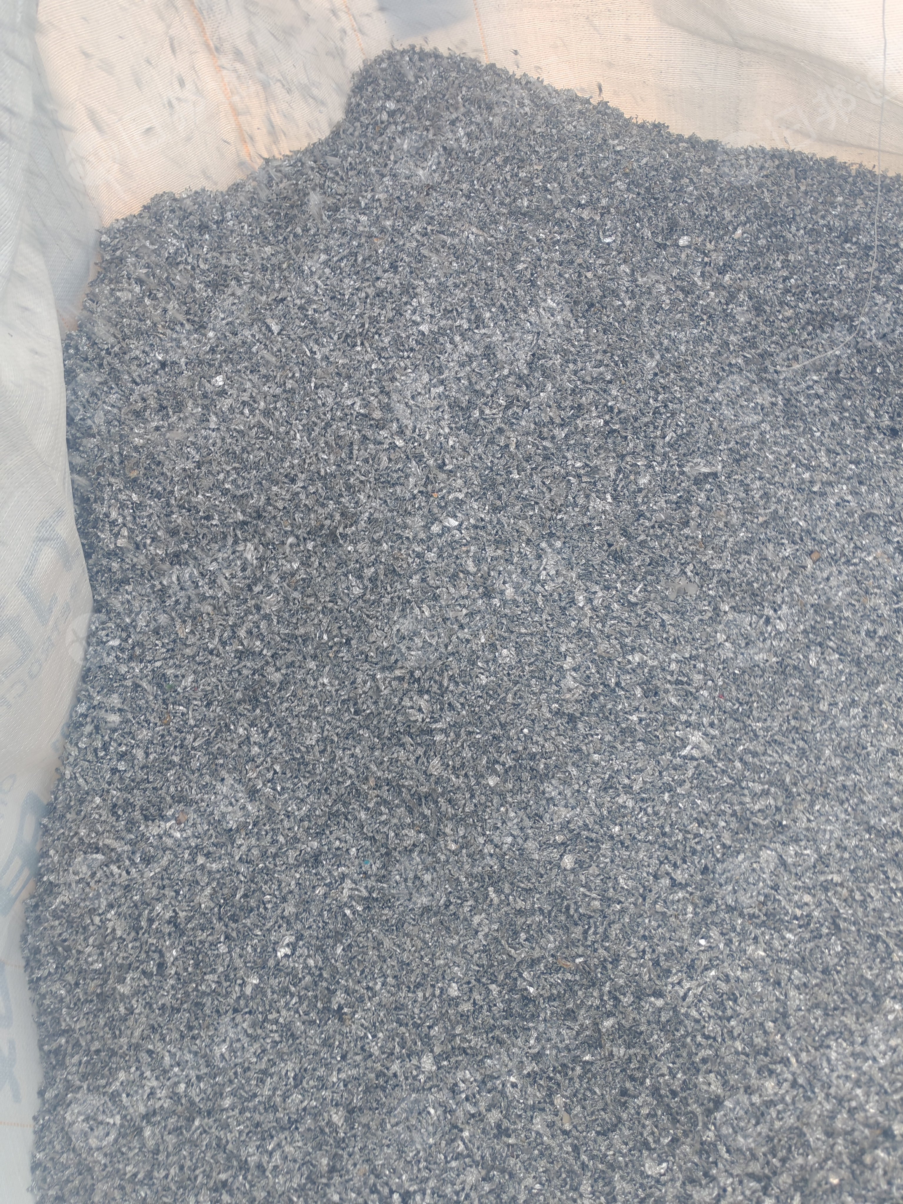 出售烟机管铝箔破碎料，含铝53，现货6吨