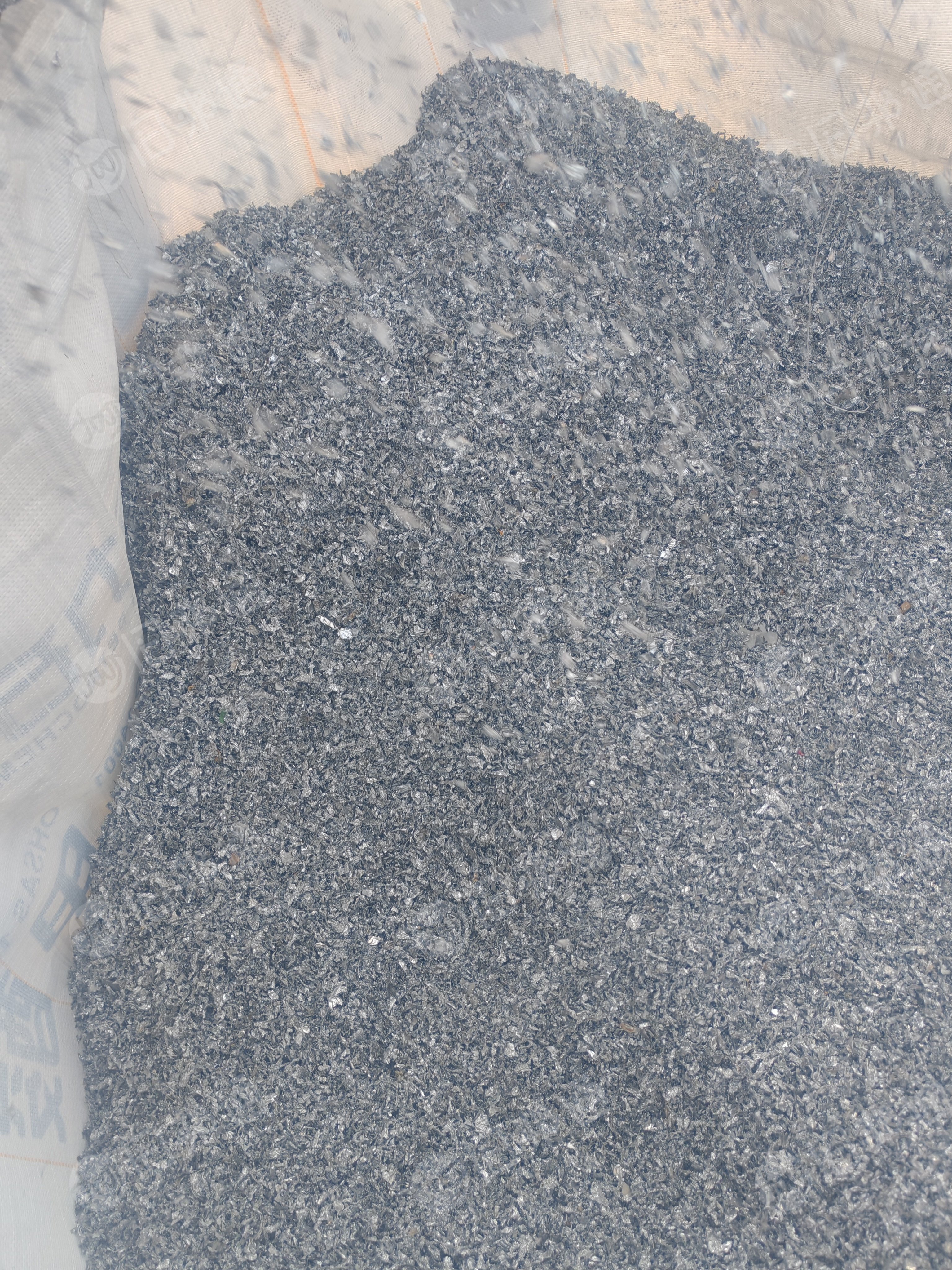 出售烟机管铝箔破碎料，含铝53，现货6吨