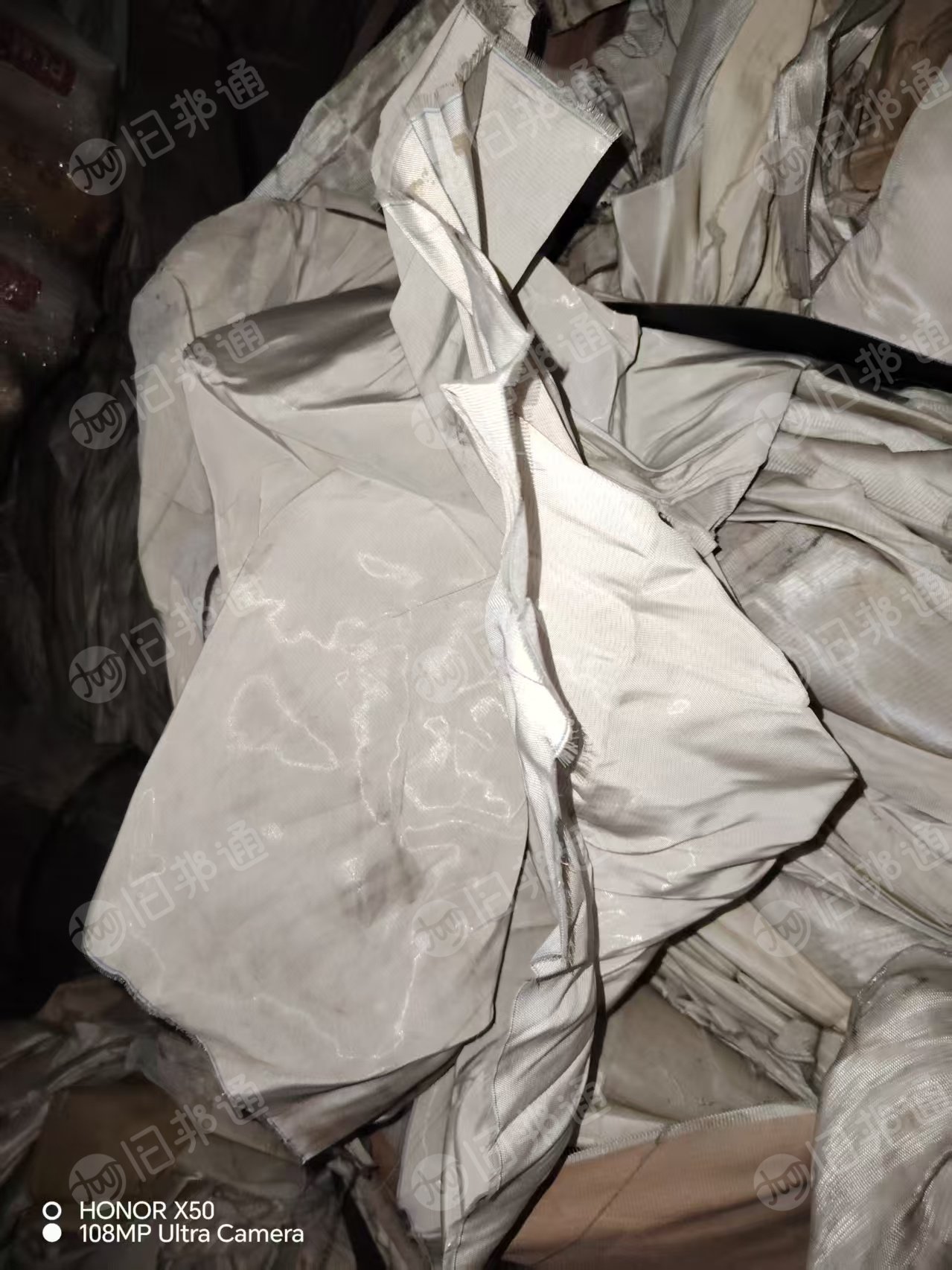 出售涤纶工业布，涤纶工业丝布，现货有三十几吨，货在上海