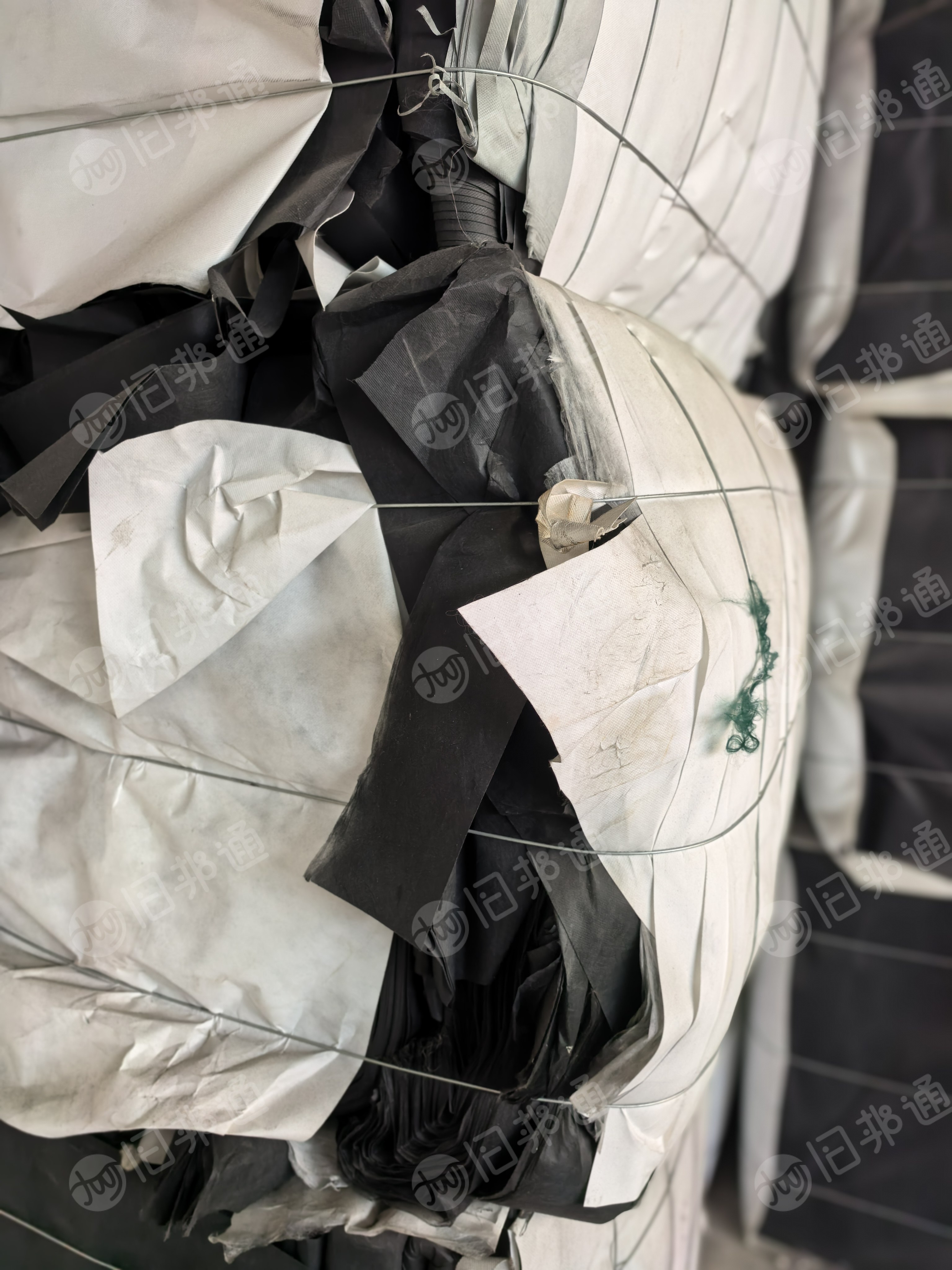 长期出售切片纺下来的纯涤纶无纺布，涤纶废布，有黑色白色杂色，可造粒，月供几车，货在广东佛山