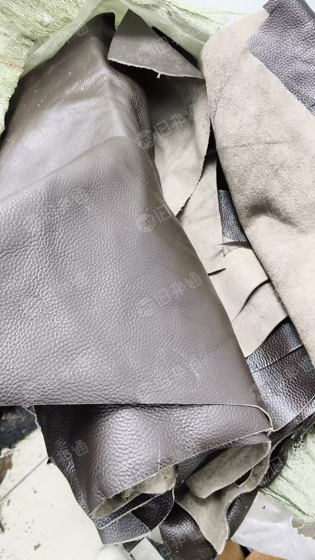 长期出售切片纺下来的纯涤纶无纺布，涤纶废布，有黑色白色杂色，可造粒，月供几车，货在广东佛山