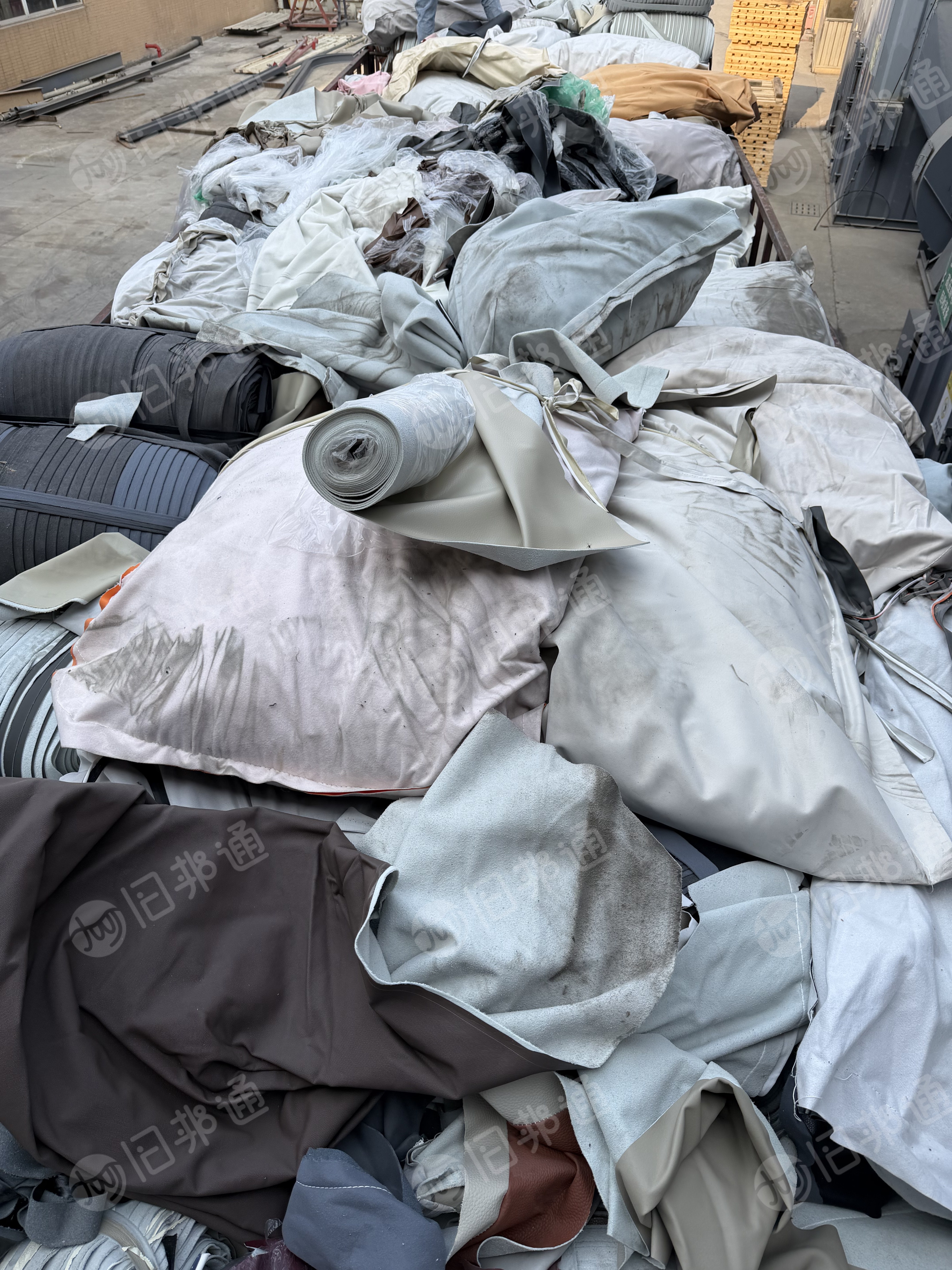 长期出售切片纺下来的纯涤纶无纺布，涤纶废布，有黑色白色杂色，可造粒，月供几车，货在广东佛山