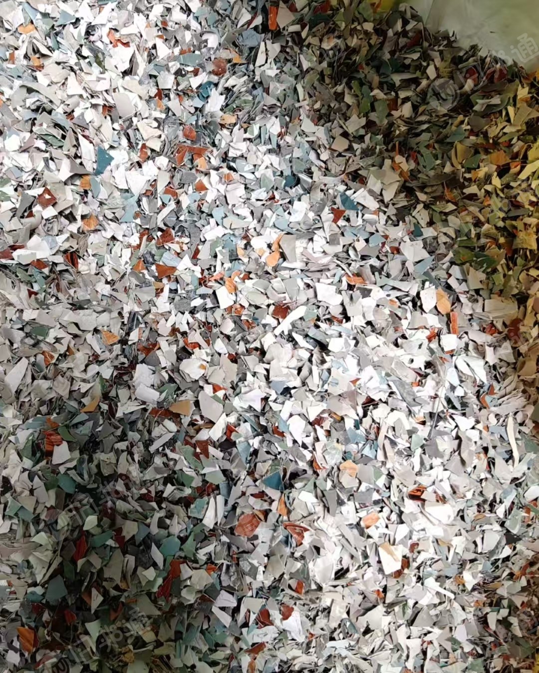 长期出售家具厂下来的中性pvc墙纸破碎料，现货50-60吨