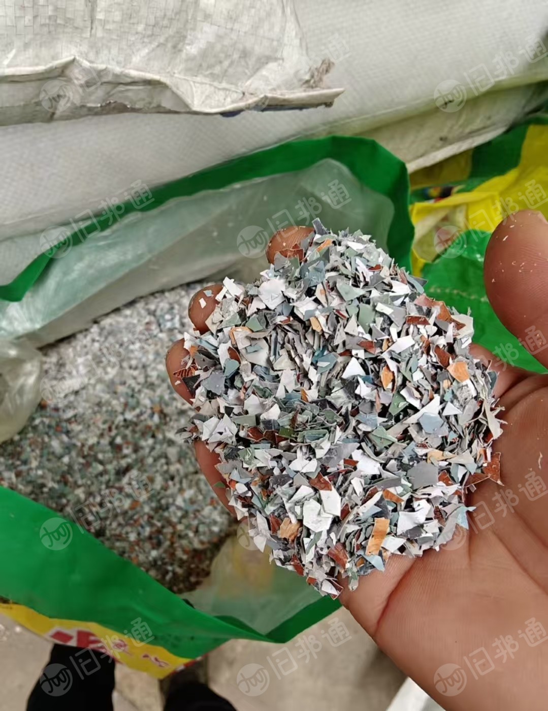 长期出售家具厂下来的中性pvc墙纸破碎料，现货50-60吨