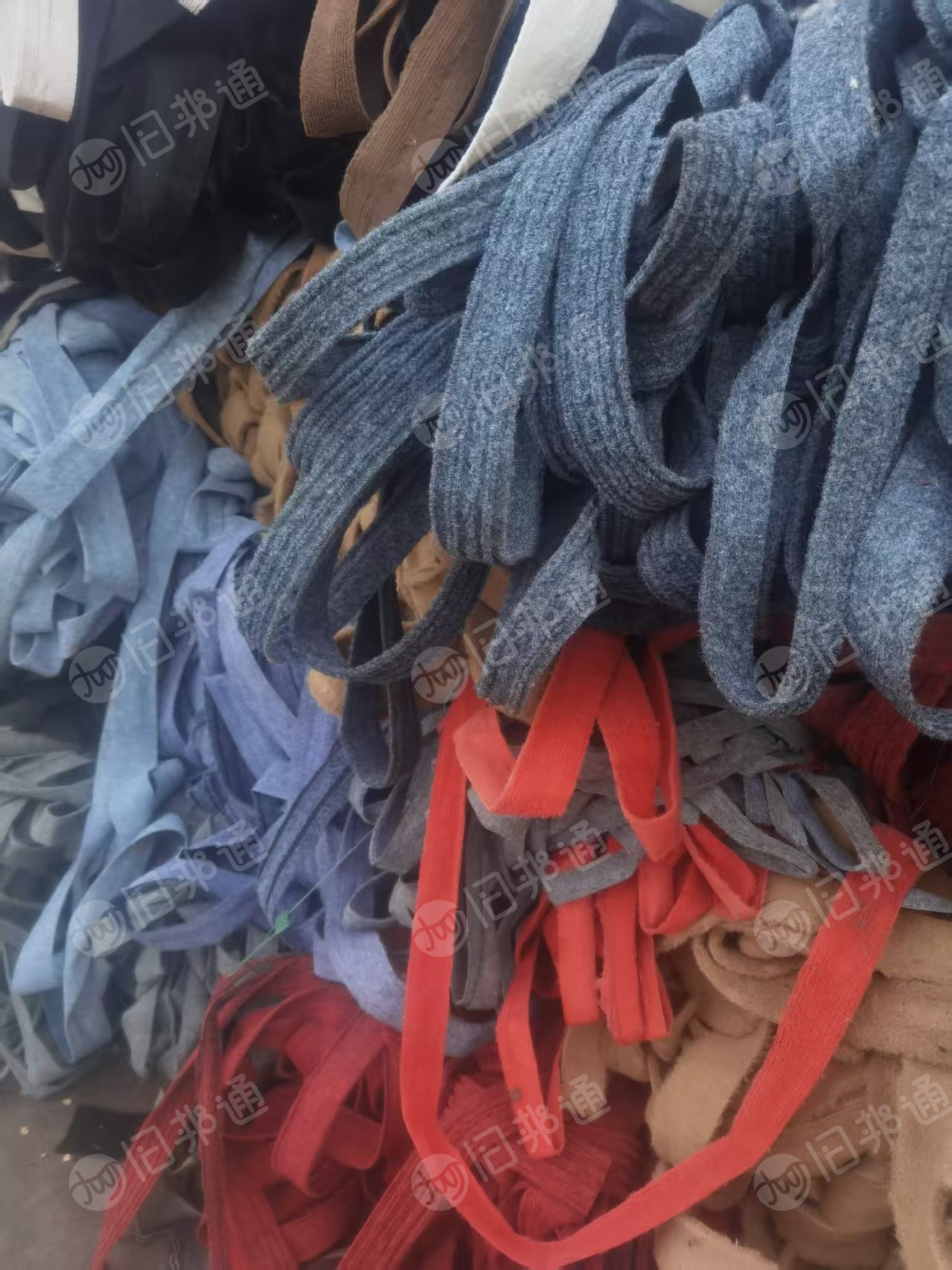 出售涤纶地毯边角料，涤纶无纺布，带轻浆，白色占比较多，现货十吨左右