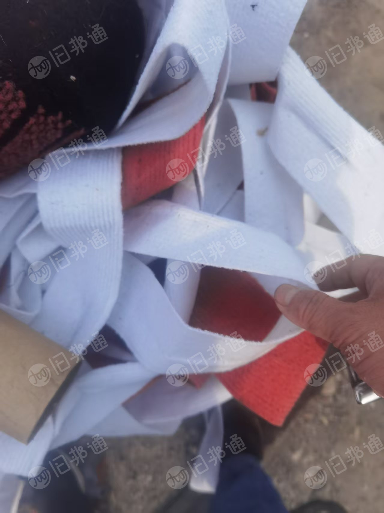 出售涤纶地毯边角料，涤纶无纺布，带轻浆，白色占比较多，现货十吨左右