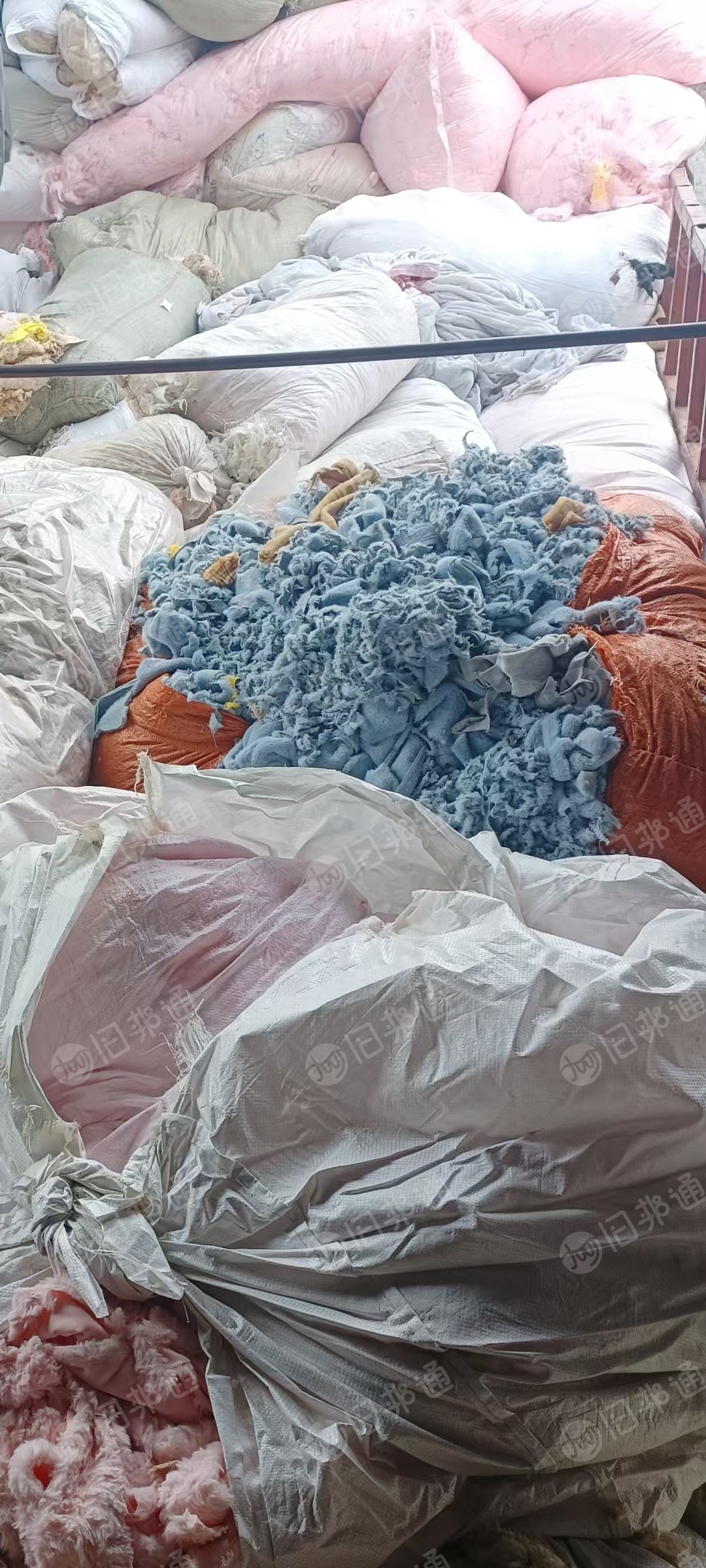 长期出售纯涤纶废布，珊瑚绒废布，白色现货十二三吨，浅色二十多吨