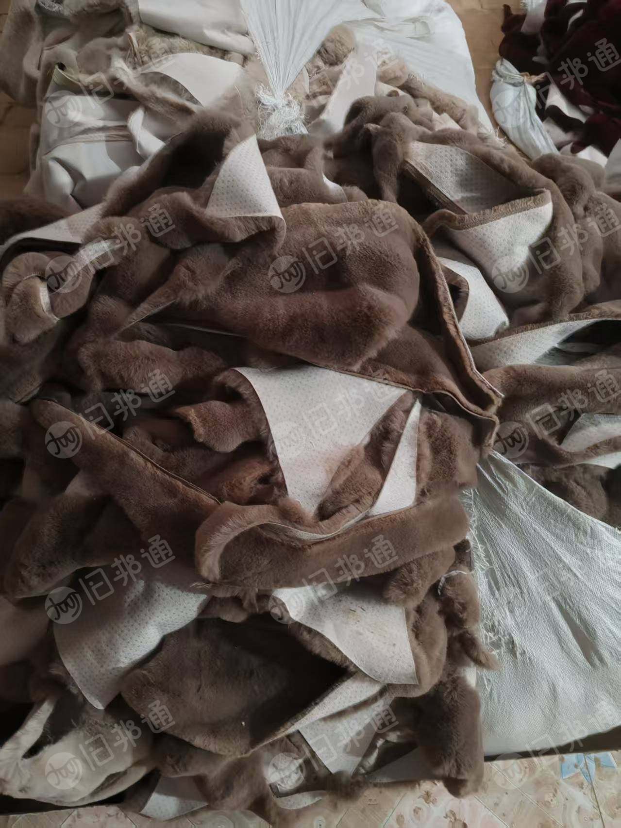 长期出售涤纶废布涤纶造粒布，地毯厂下来的，都是纯涤纶，浅色和深色比较多，可以造粒用，每月20吨