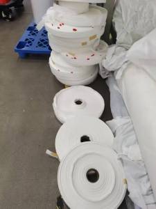 长期出售木浆无纺布，无纺布边角料，主要是做口罩湿巾 儿童纸尿裤下来的无纺布边角料，在广东肇庆