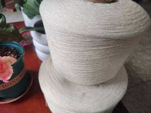 长期出售羊毛下脚料，羊毛回丝，全羊毛，现货有4吨，全毛轴纱，羊毛纱线也有4吨，货在河北保定