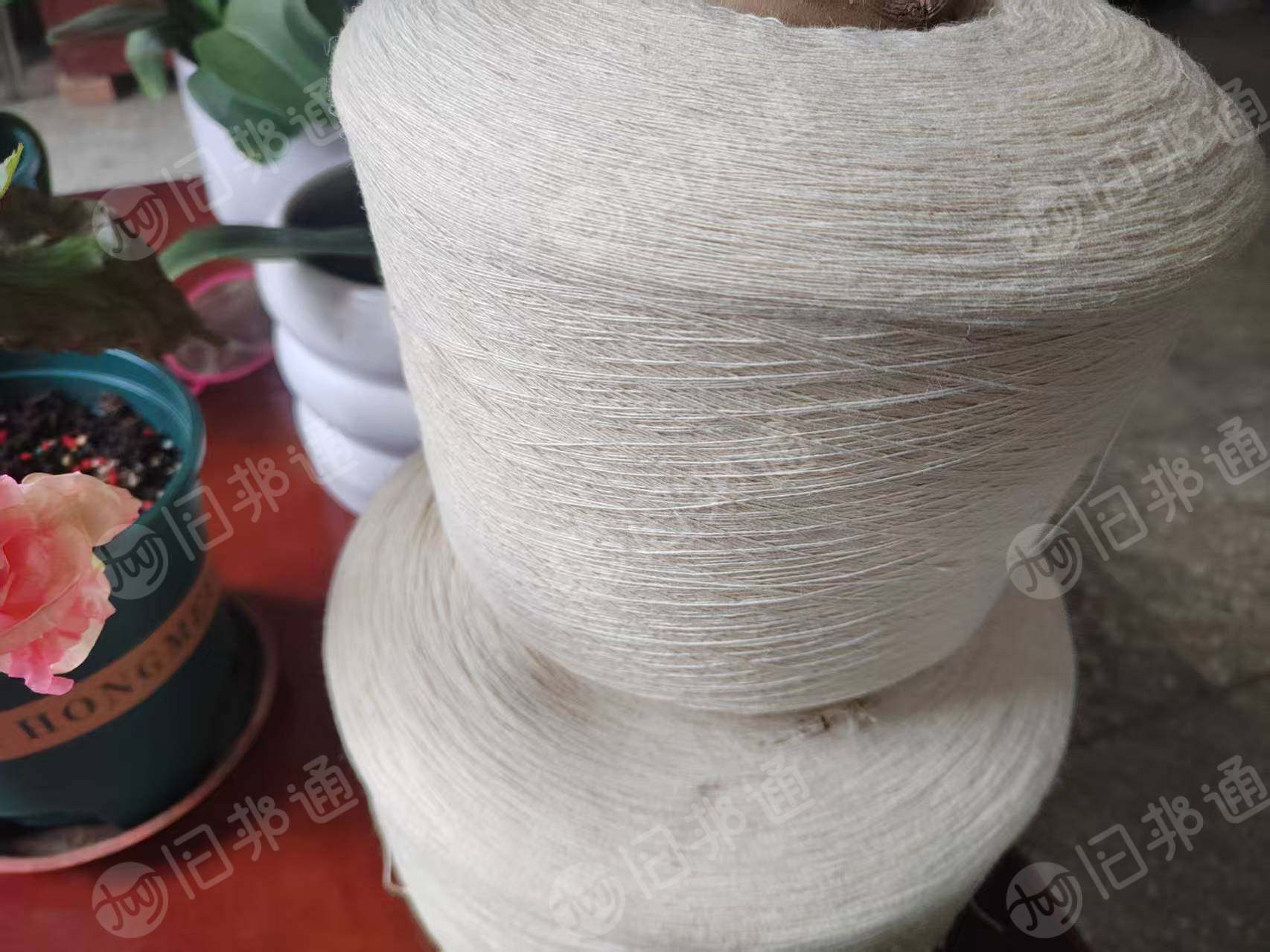 长期出售羊毛下脚料，羊毛回丝，全羊毛，现货有4吨，全毛轴纱，羊毛纱线也有4吨，货在河北保定