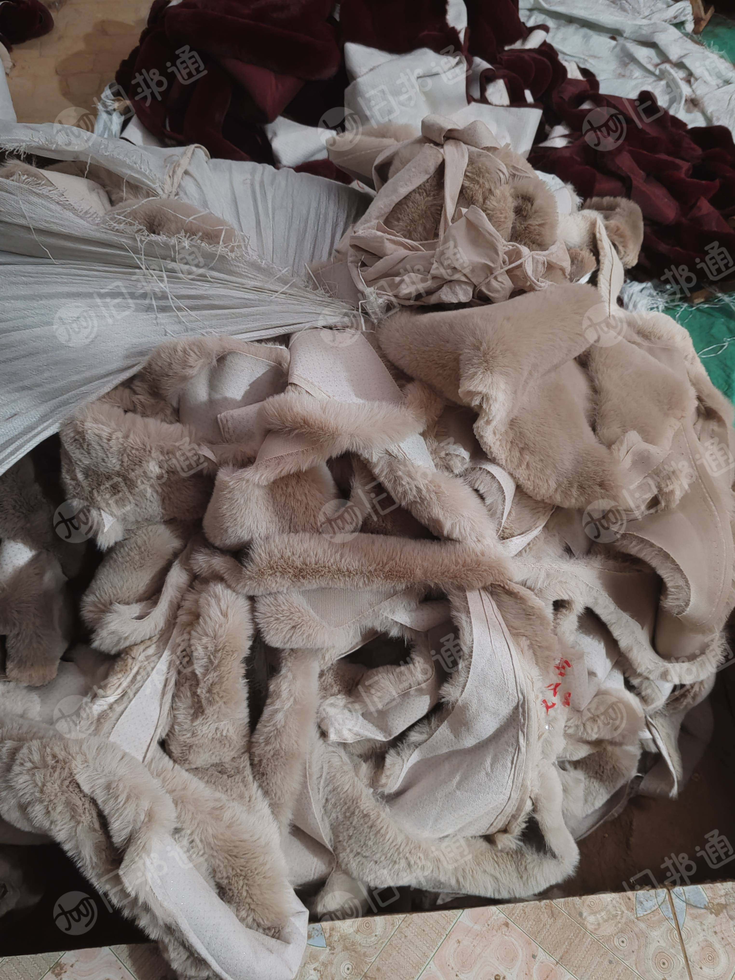 长期供应服装碎料和地毯厂废料，有纯涤纶的，也有纯氨纶的，每个月100吨左右
