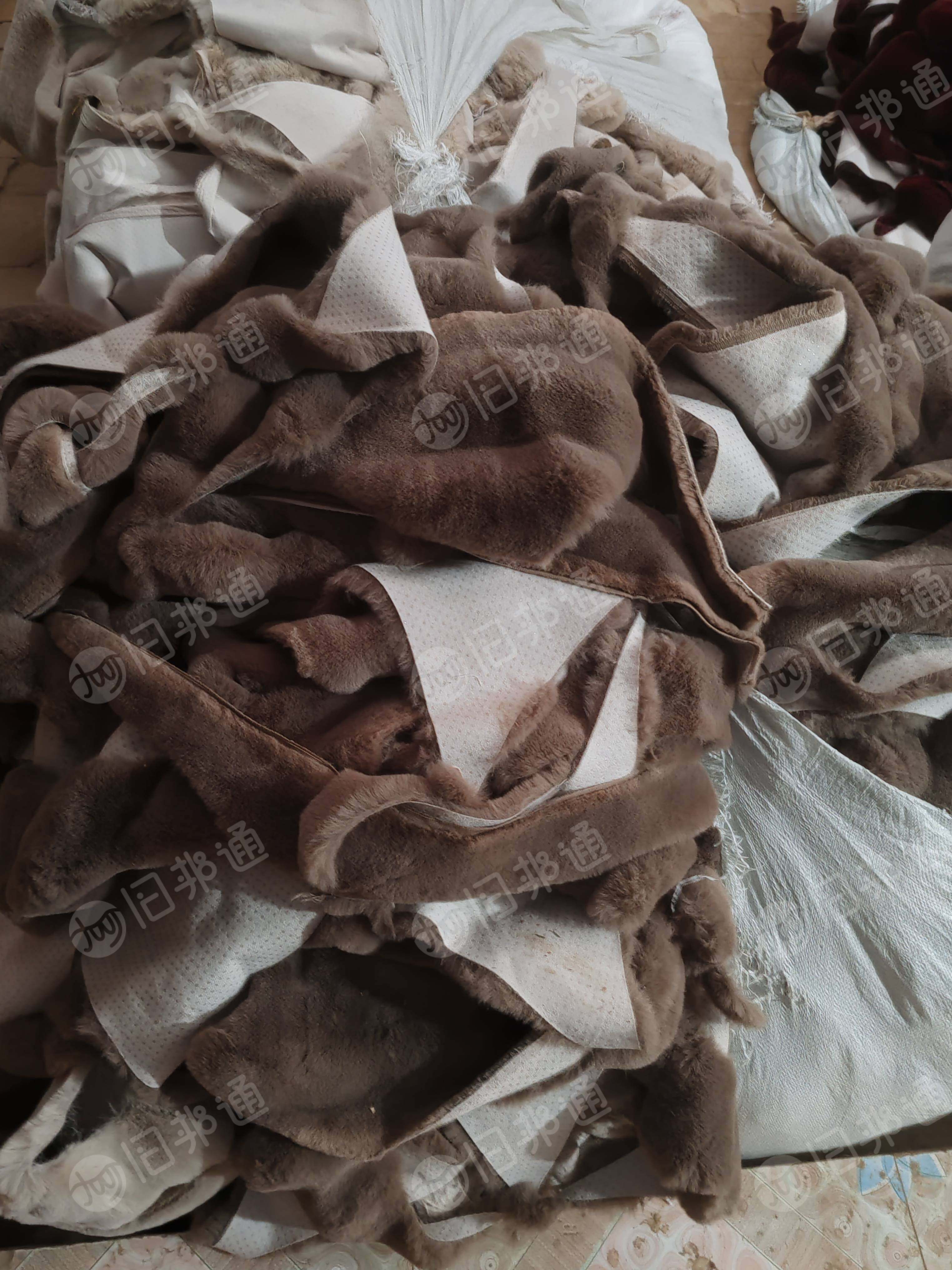 长期供应服装碎料和地毯厂废料，有纯涤纶的，也有纯氨纶的，每个月100吨左右