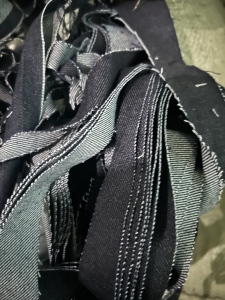 长期出售服装厂下来的涤纶废布，涤棉废布，牛仔废布，涤棉现货20吨，涤纶十多吨
