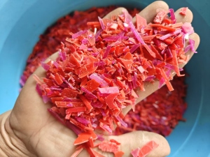 出售全浮红色水果框破碎料，现货10吨