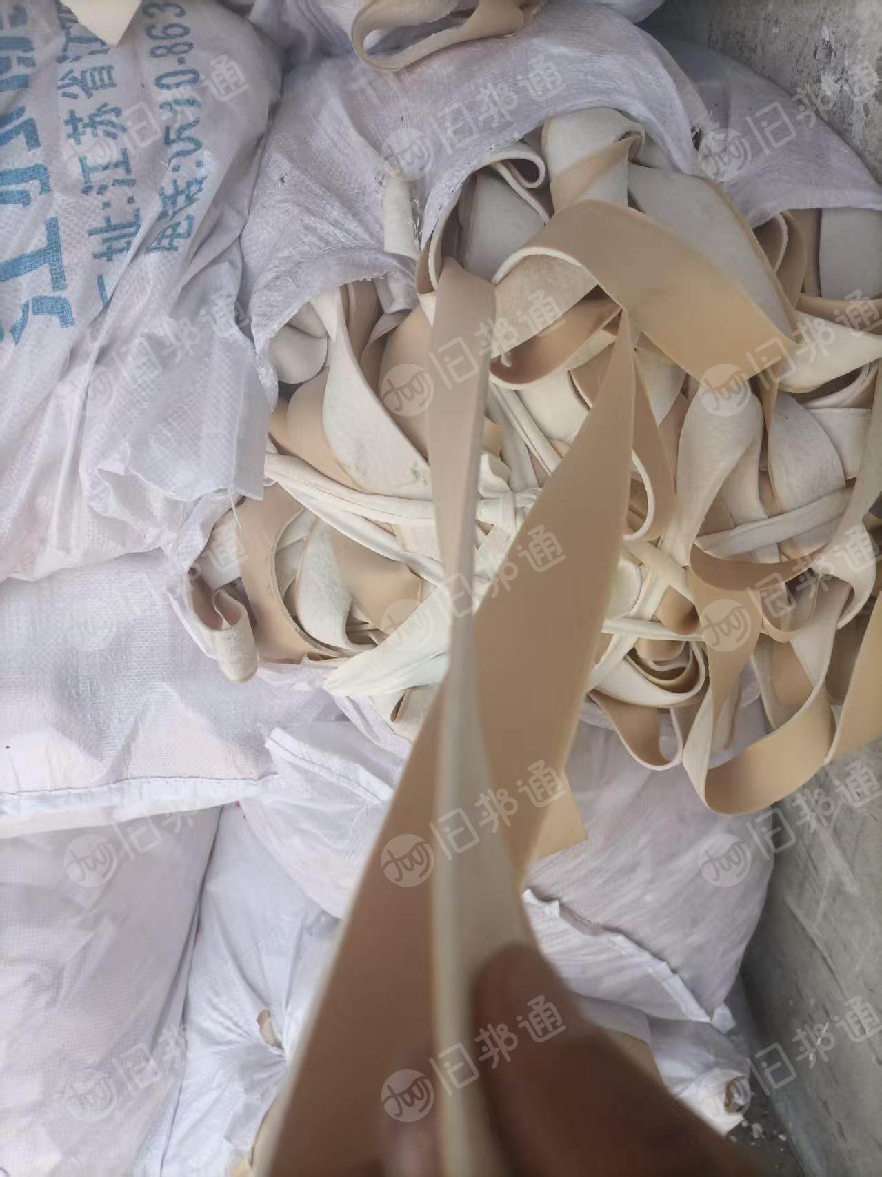出售白色PVC发泡革，糊状树脂底板，现货有二十几吨，货在江苏无锡