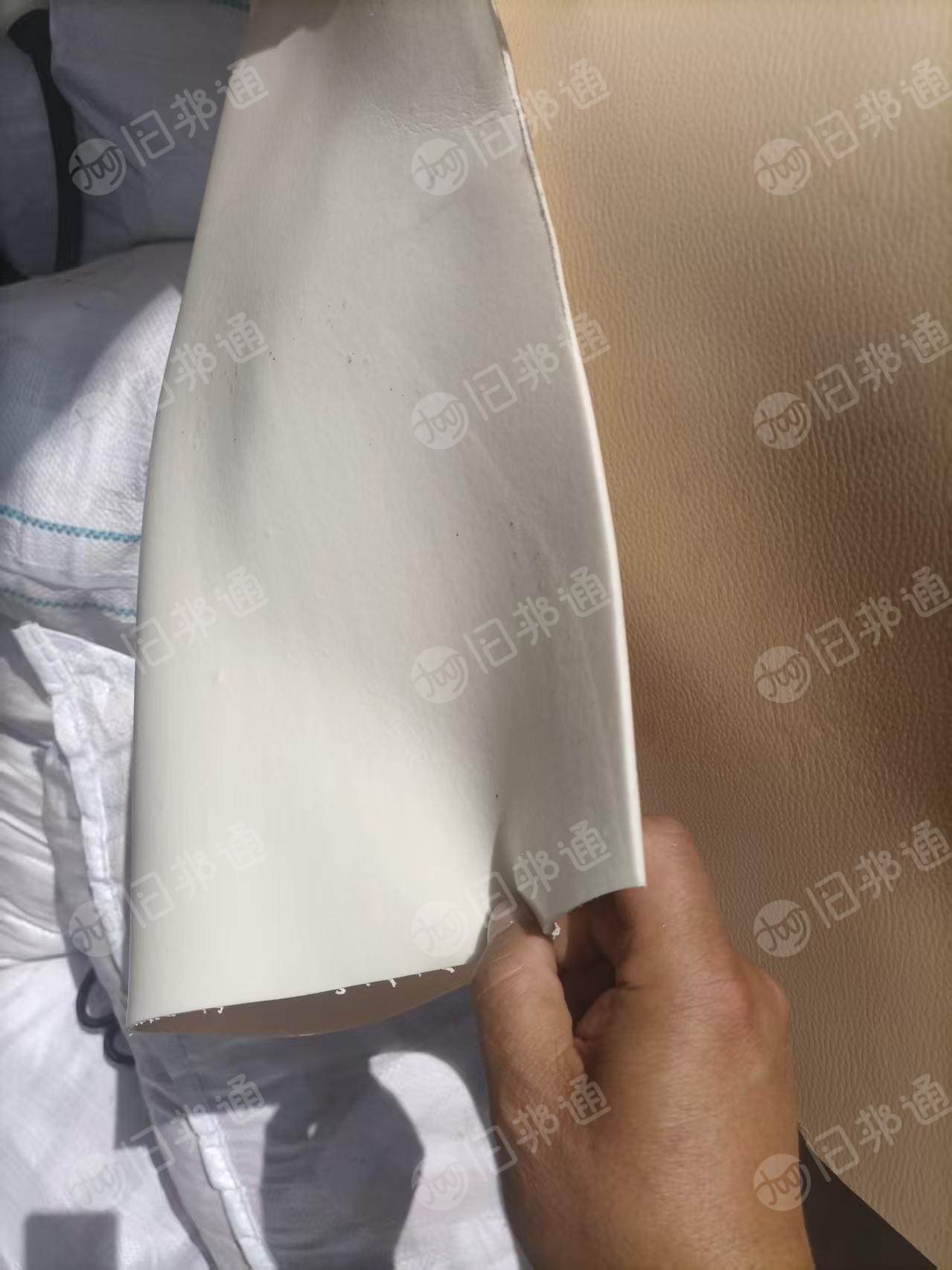 出售白色PVC发泡革，糊状树脂底板，现货有二十几吨，货在江苏无锡