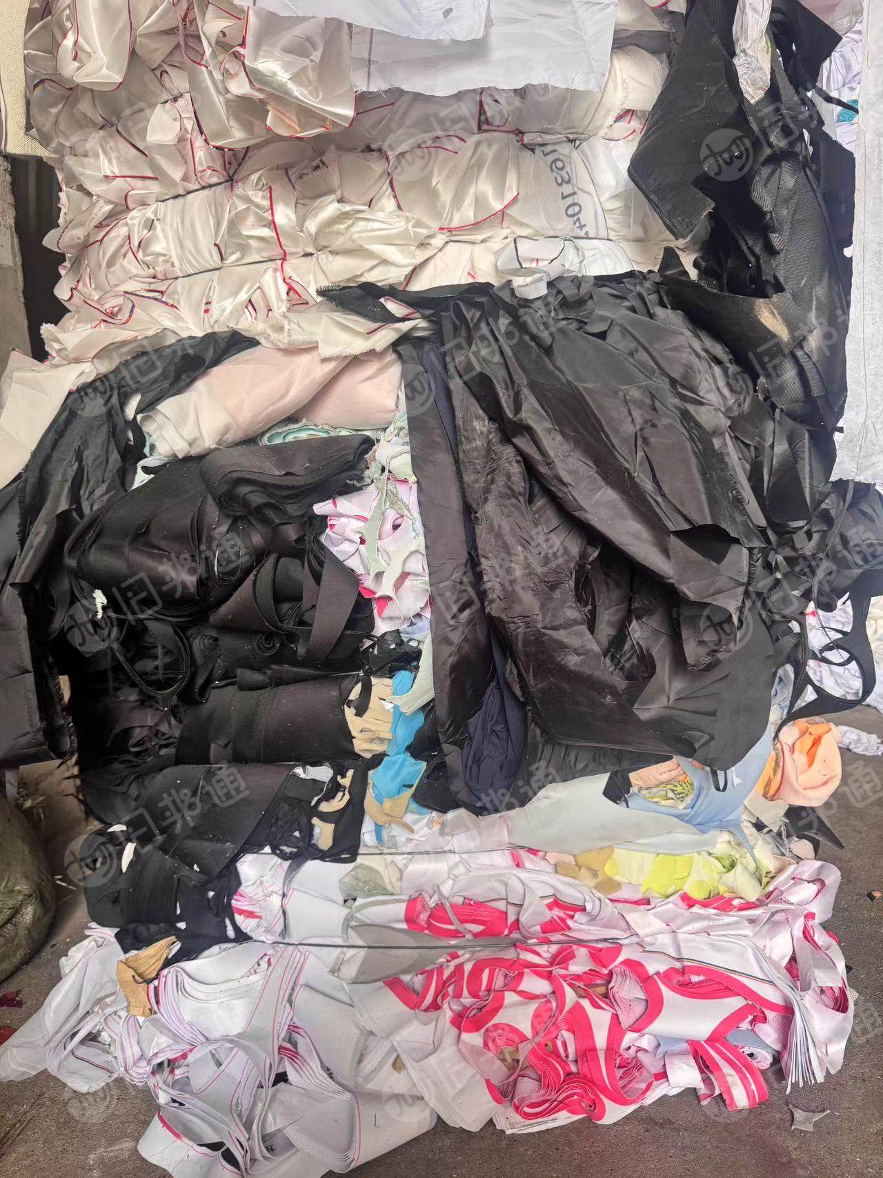 长期出售带胶的鞋材复合布，涤纶废布，涤纶复合布，现货四十吨