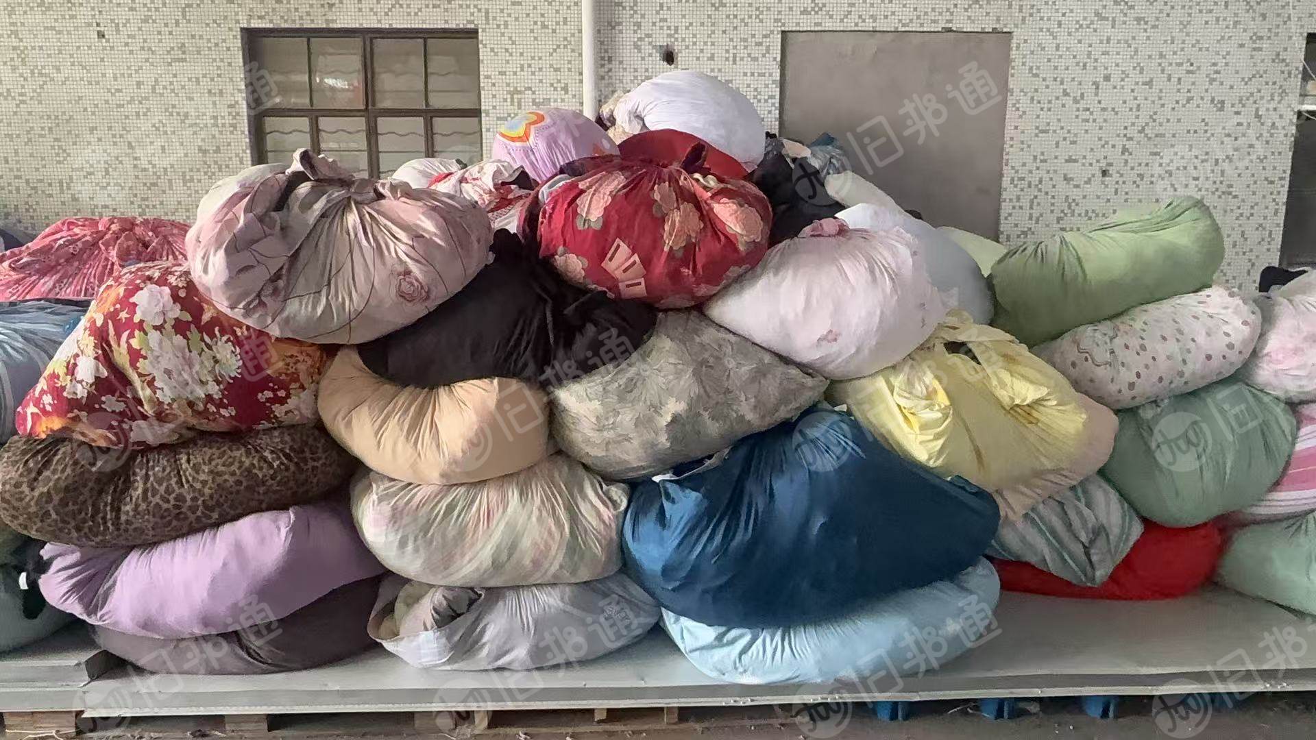 长期出售旧衣服统货箱子货，一线城市的，已经挑掉黑料的，每个月120吨，货在上海
