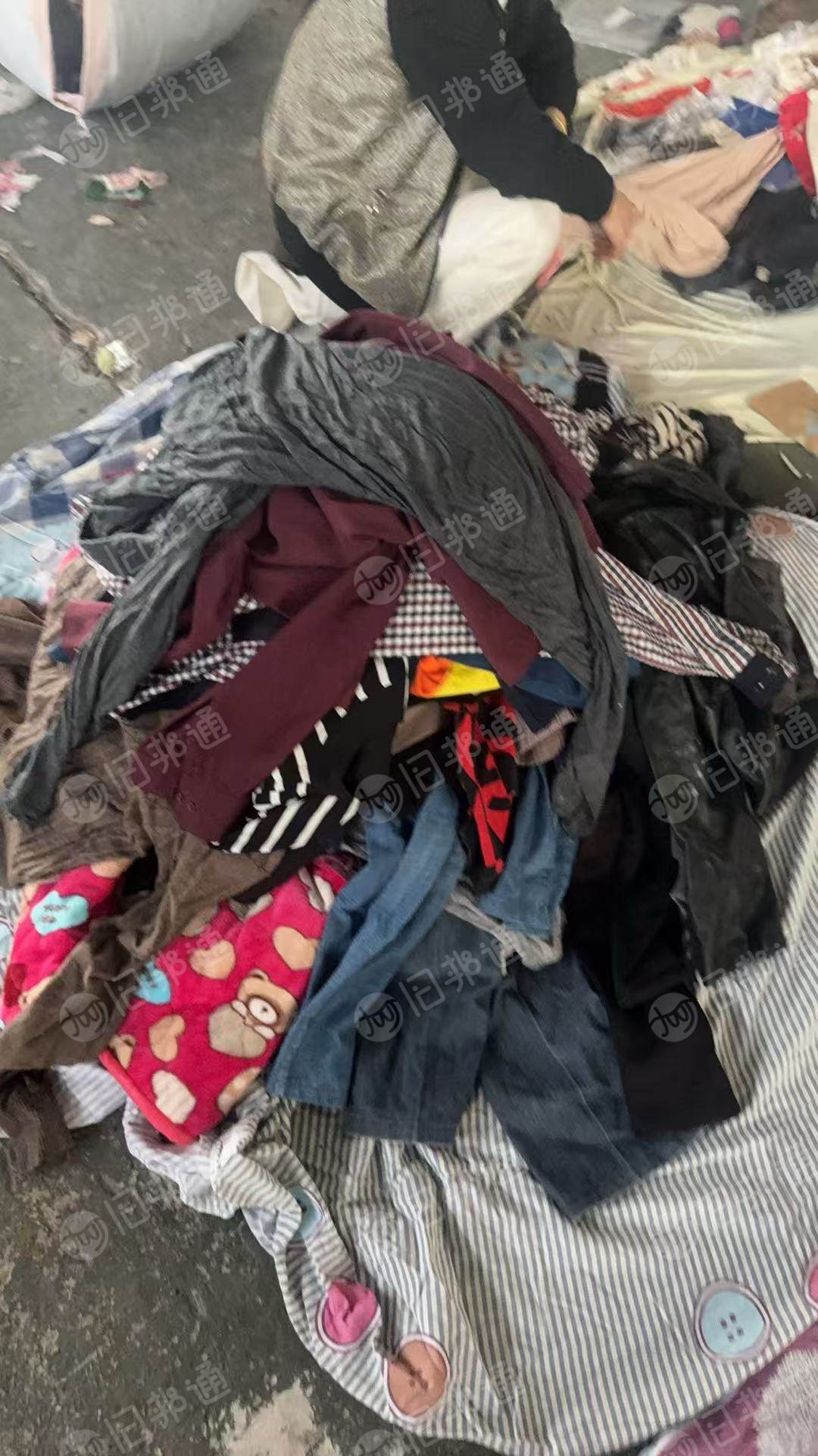 长期出售旧衣服统货箱子货，一线城市的，已经挑掉黑料的，每个月120吨，货在上海