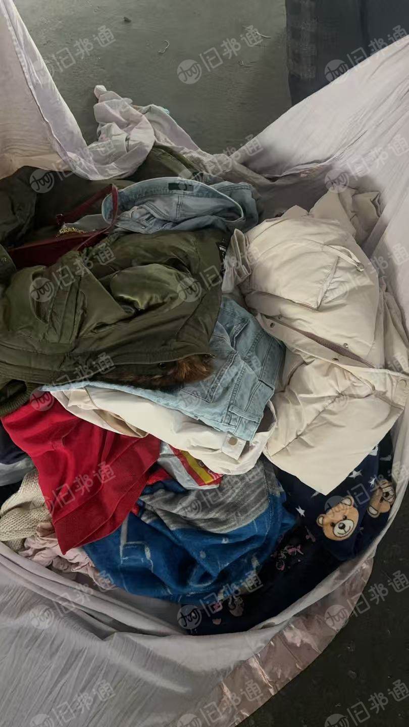 长期出售旧衣服统货箱子货，一线城市的，已经挑掉黑料的，每个月120吨，货在上海