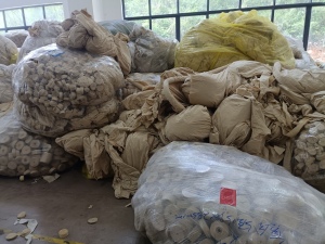 厂家出售纯木浆卫生纸边角料，白色和棕色各半