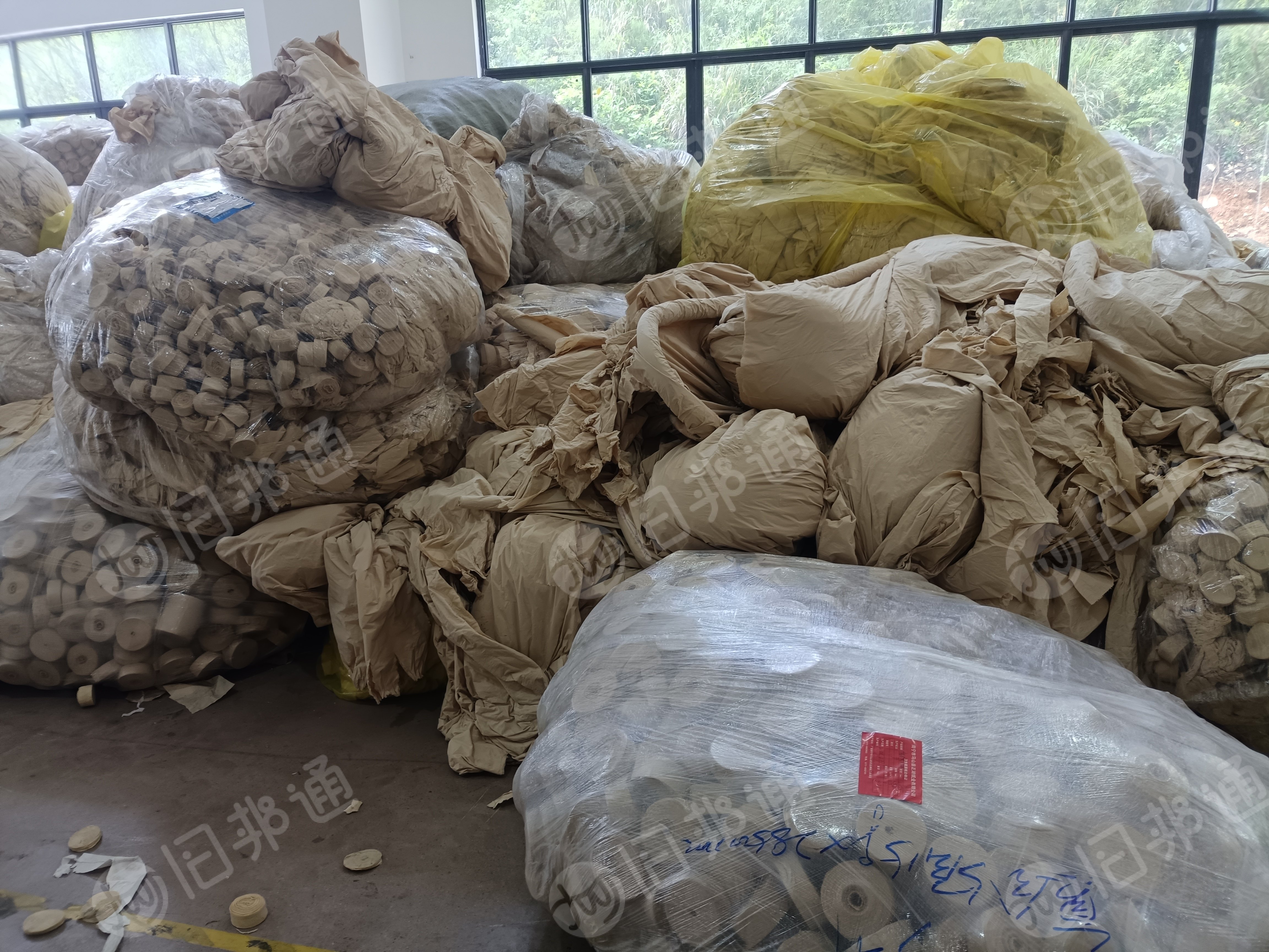 厂家出售纯木浆卫生纸边角料，白色和棕色各半
