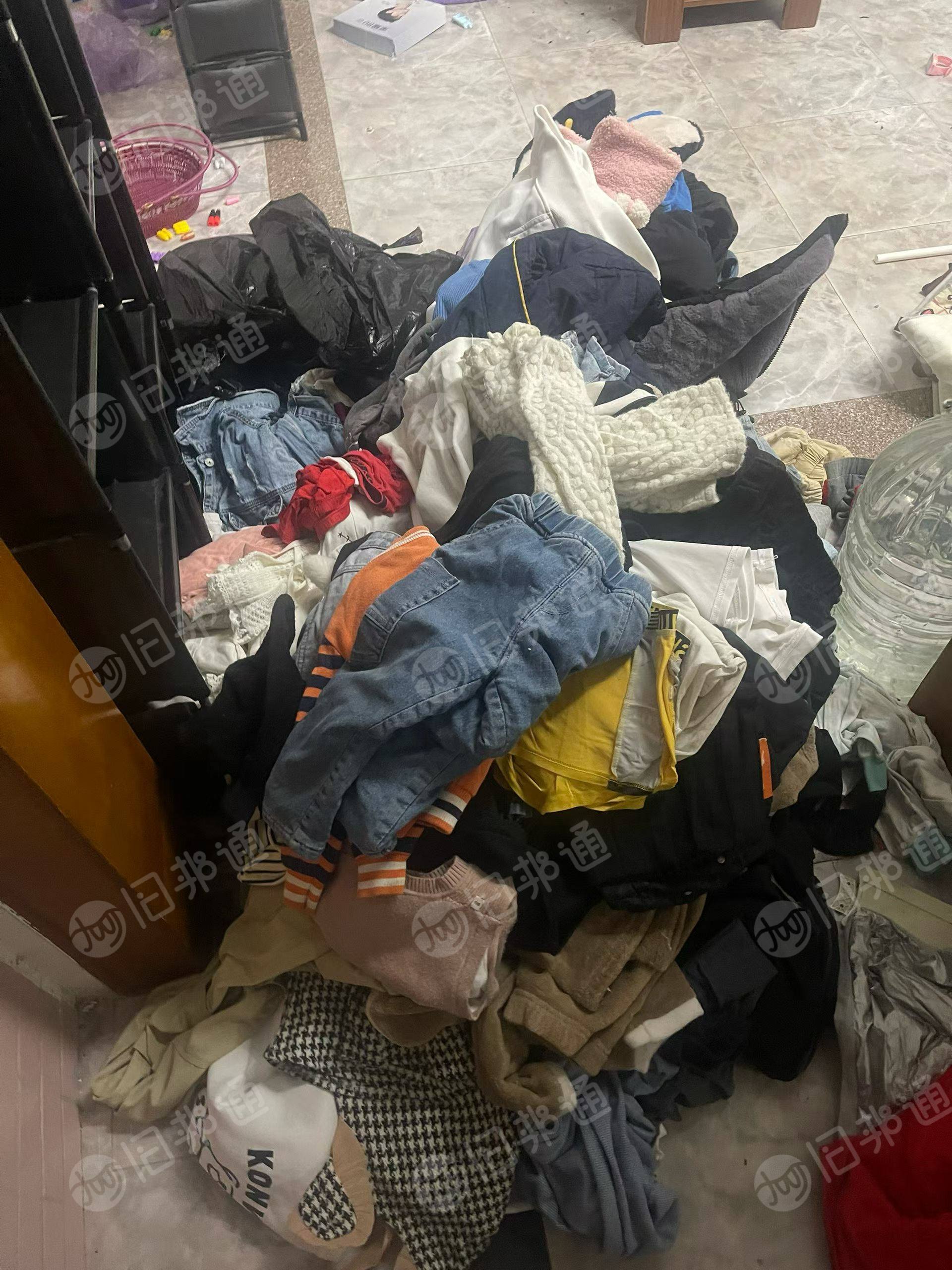 长期出售动过手的旧衣服统货，通货，大白，二白，黑料统货出，在广东潮州。